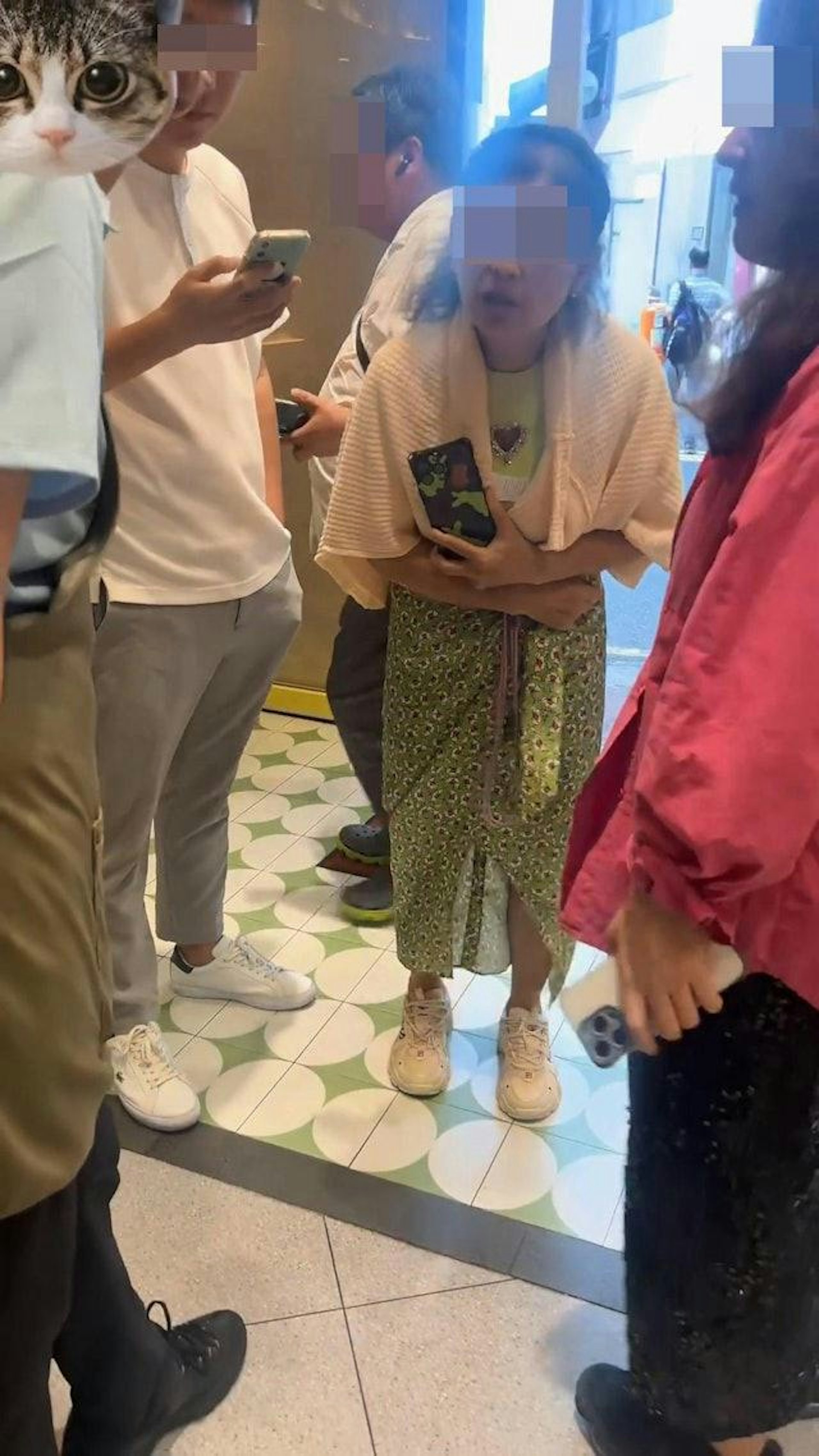 2名內地女客人喋喋不休,女員工於是問道「你(內地客)這對鞋值多少啊?」。(ngayeezuky/Threads影片截圖)