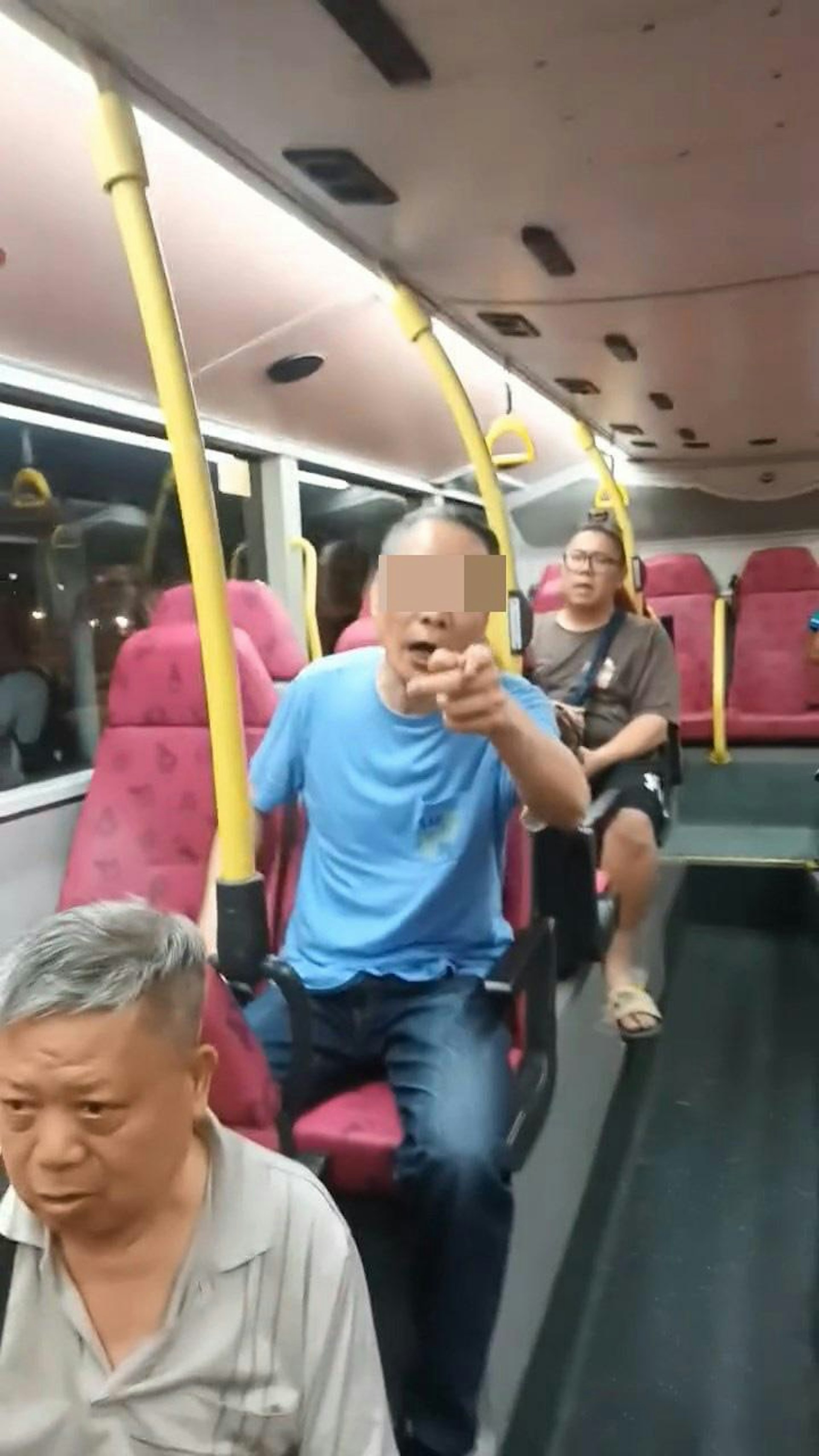 本港網絡瘋傳1段影片,指有大叔乘客不滿九巴因交通意外延遲開車,竟「指罵辱罵車長」,更向車長「出言恐嚇」及「揚言要投訴」。(影片截圖)