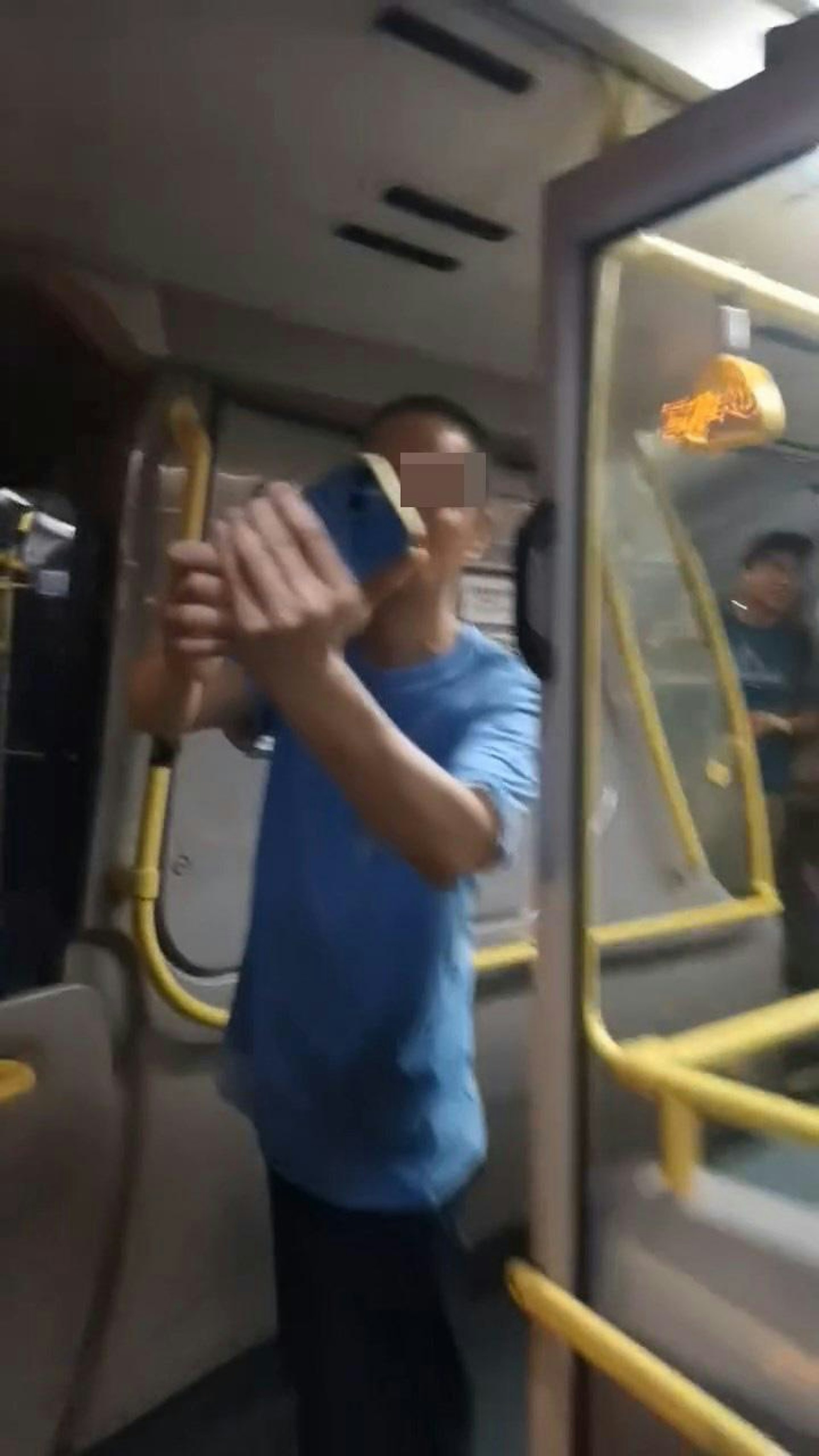 穿藍色上衣大叔站在車頭位置,與拍片者舉機互拍。(影片截圖)