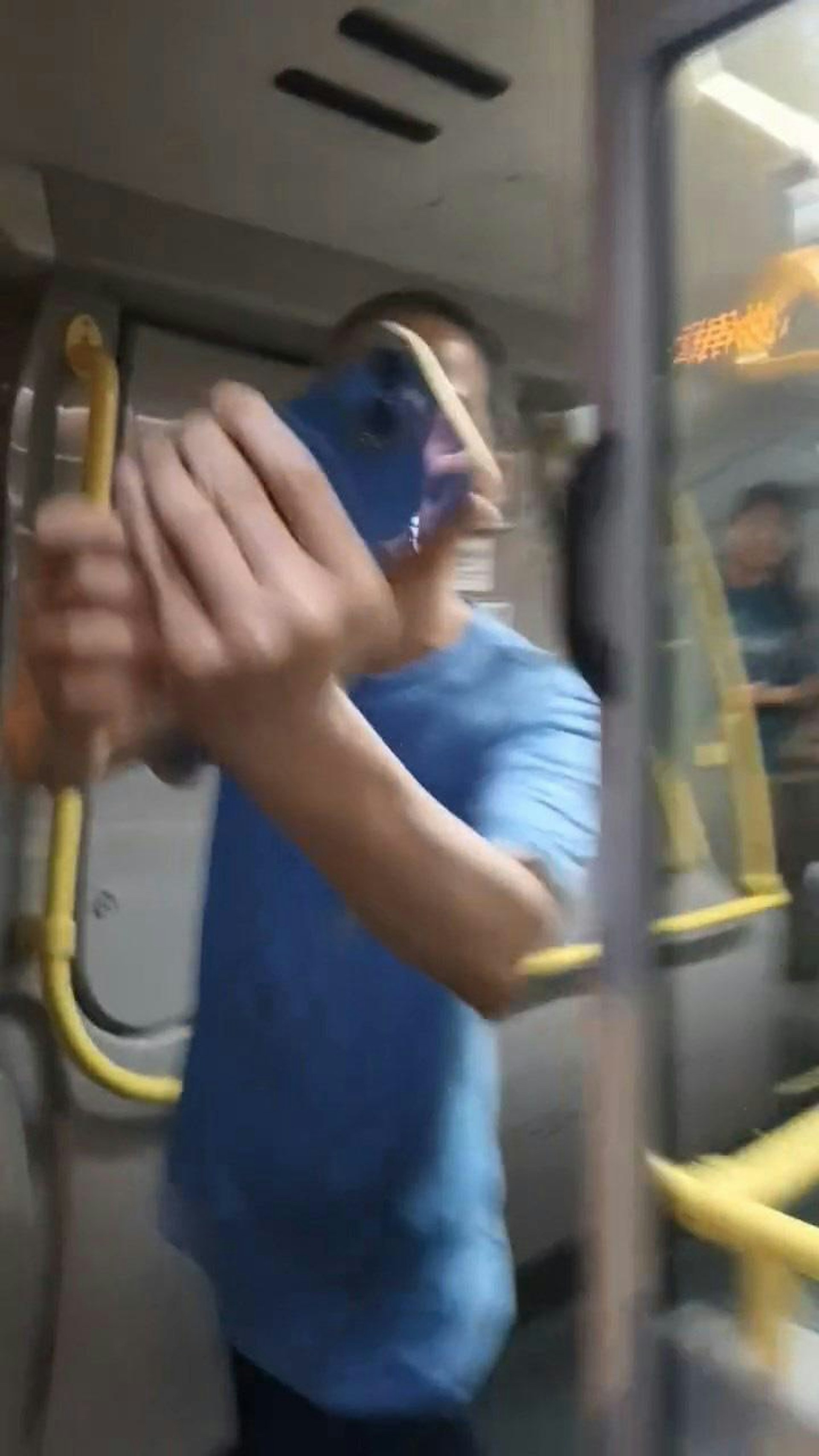 穿藍色上衣大叔站在車頭位置,與拍片者舉機互拍。(影片截圖)