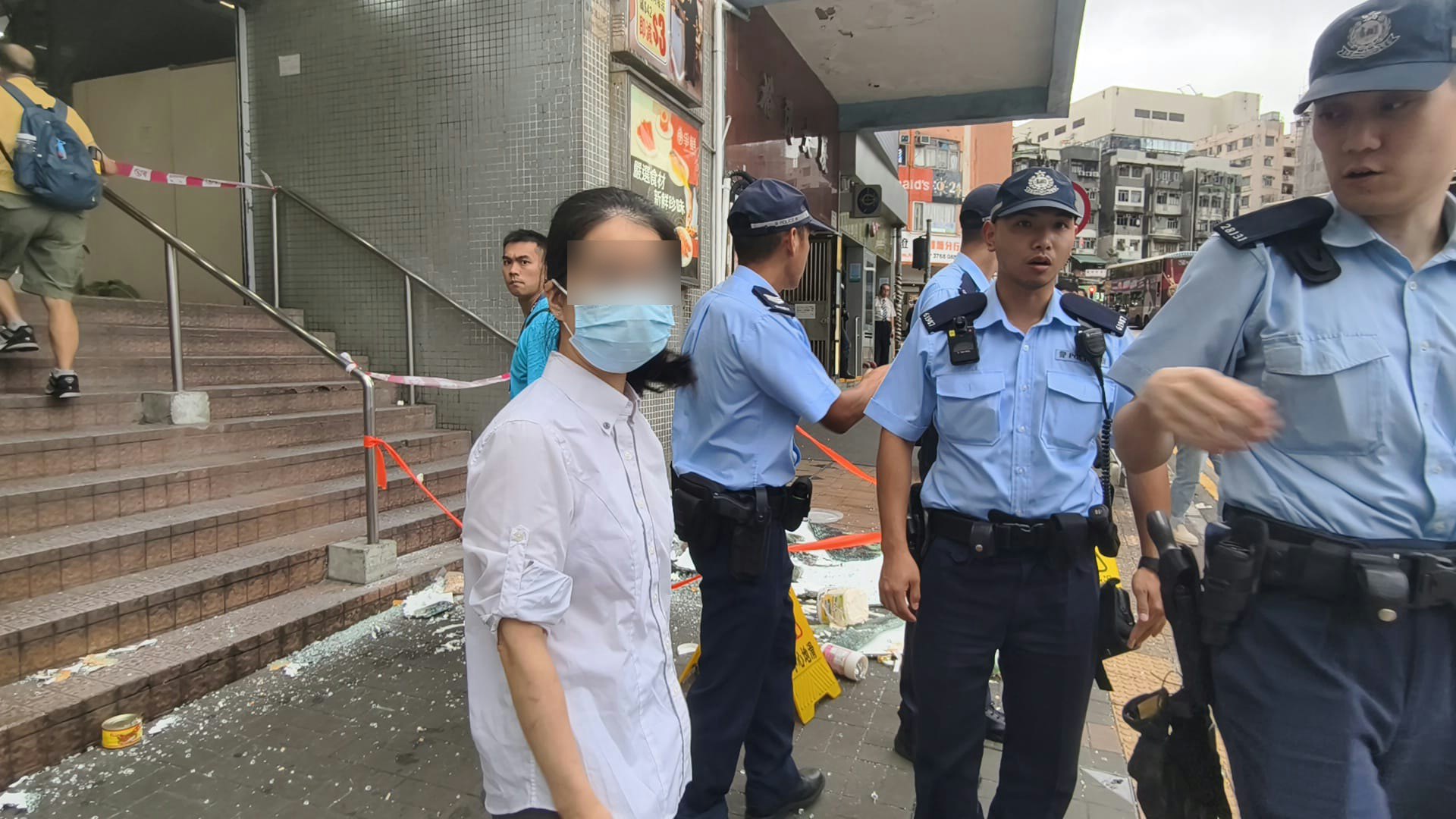 觀塘康寧道大家樂有玻璃窗塌下行人路,傷及途人;警方經調查後拘捕一名女職員。 觀塘康寧道大家樂有玻璃窗塌下行人路,傷及途人;警方經調查後拘捕一名女職員。