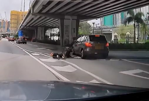 車Cam直擊|太子道西老婦推車仔亂過馬路 遭私家車撞跌撻落地