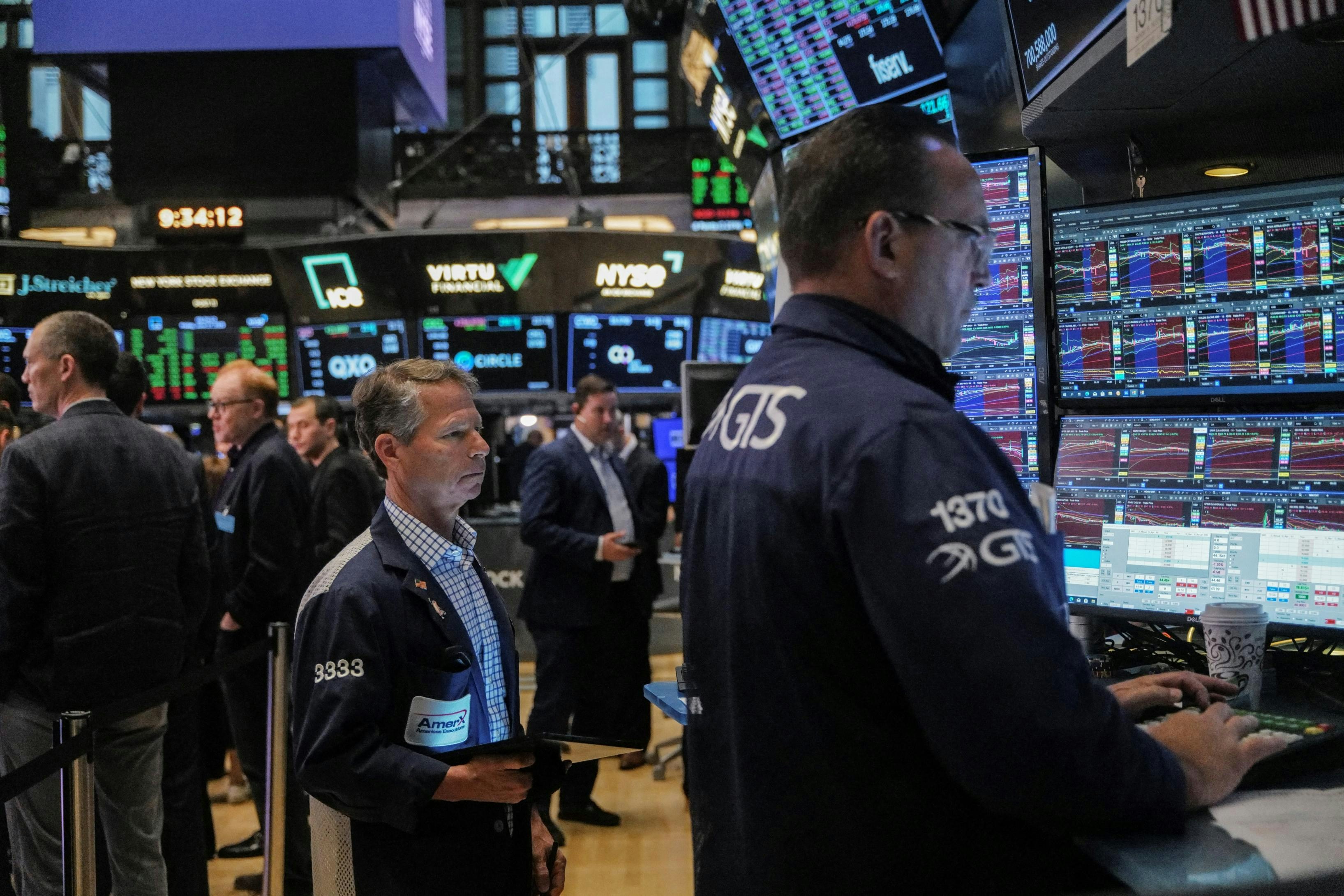 圖為2025年6月27日，交易員在紐約證券交易所（NYSE）大廳工作。（Reuters）