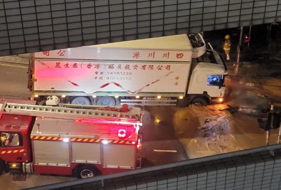 梨木樹爆水管│水務署：路面修復工程完成　和宜合道行車線重開