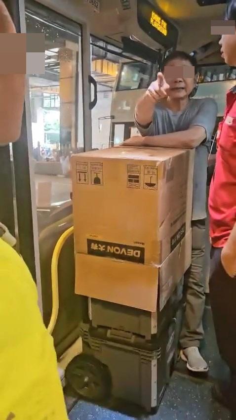 本港網絡瘋傳1段影片，指有大叔攜帶大型貨物走上九巴71S，車長拒絕開車，大叔卻「賴死唔走」。（Facebook群組「大埔 TAI PO」影片截圖）