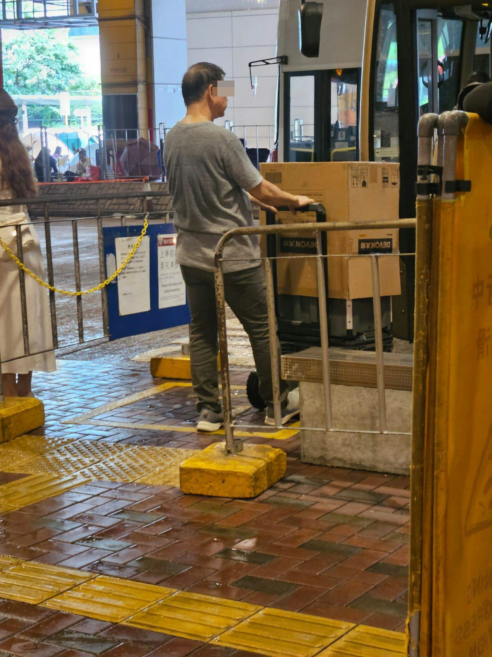 大叔攜帶大型貨物上車,車長拒絕開車。(Facebook群組「大埔 TAI PO」)