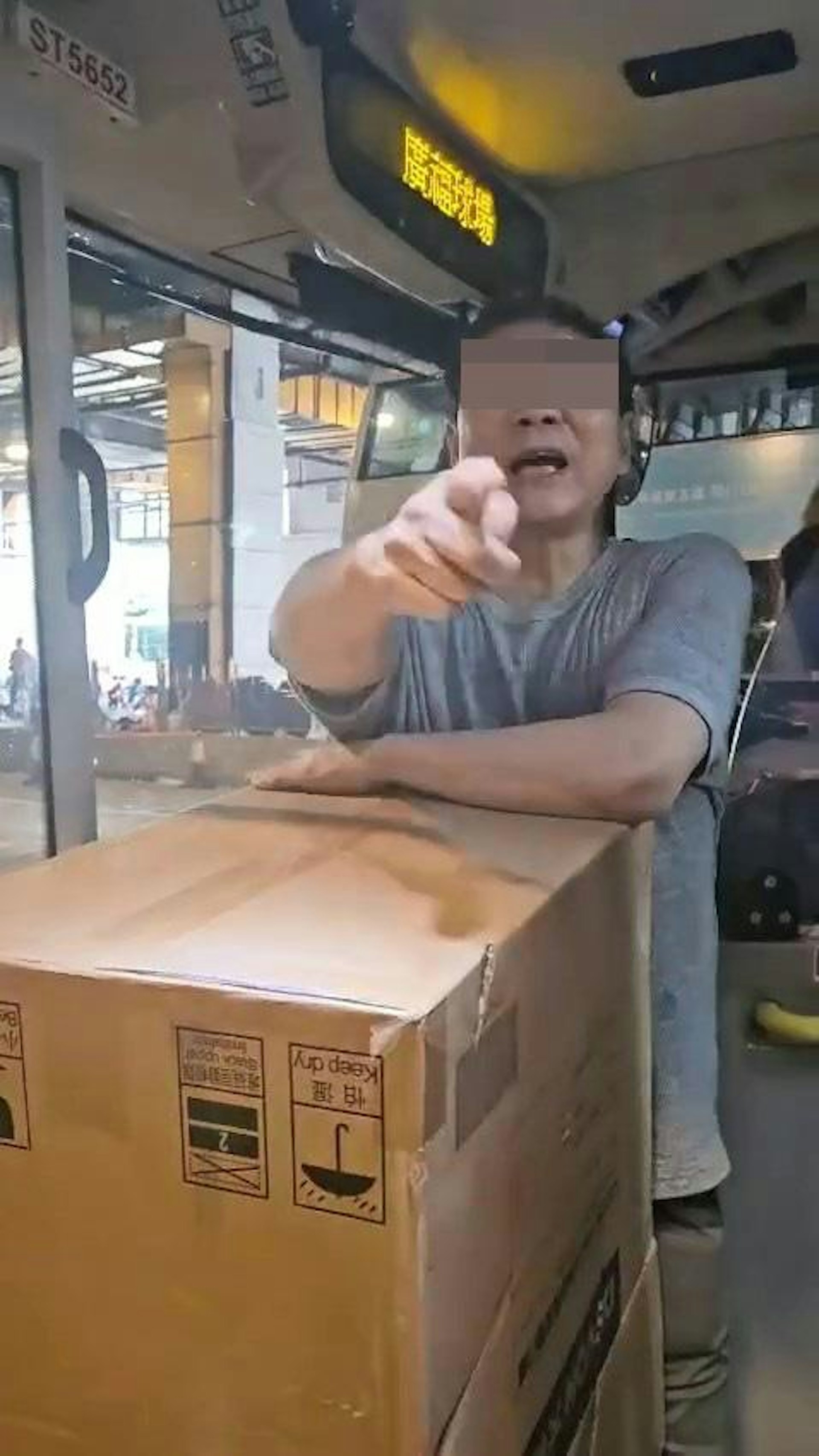 大叔與站在車門前的乘客對罵。(Facebook群組「大埔 TAI PO」影片截圖)