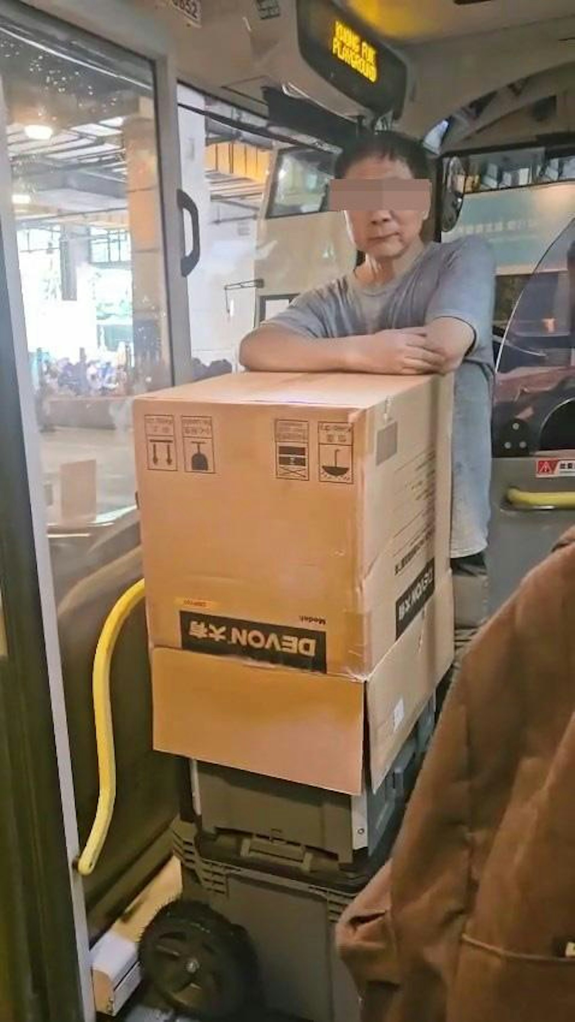 大叔與站在車門前的乘客對罵。(Facebook群組「大埔 TAI PO」影片截圖)