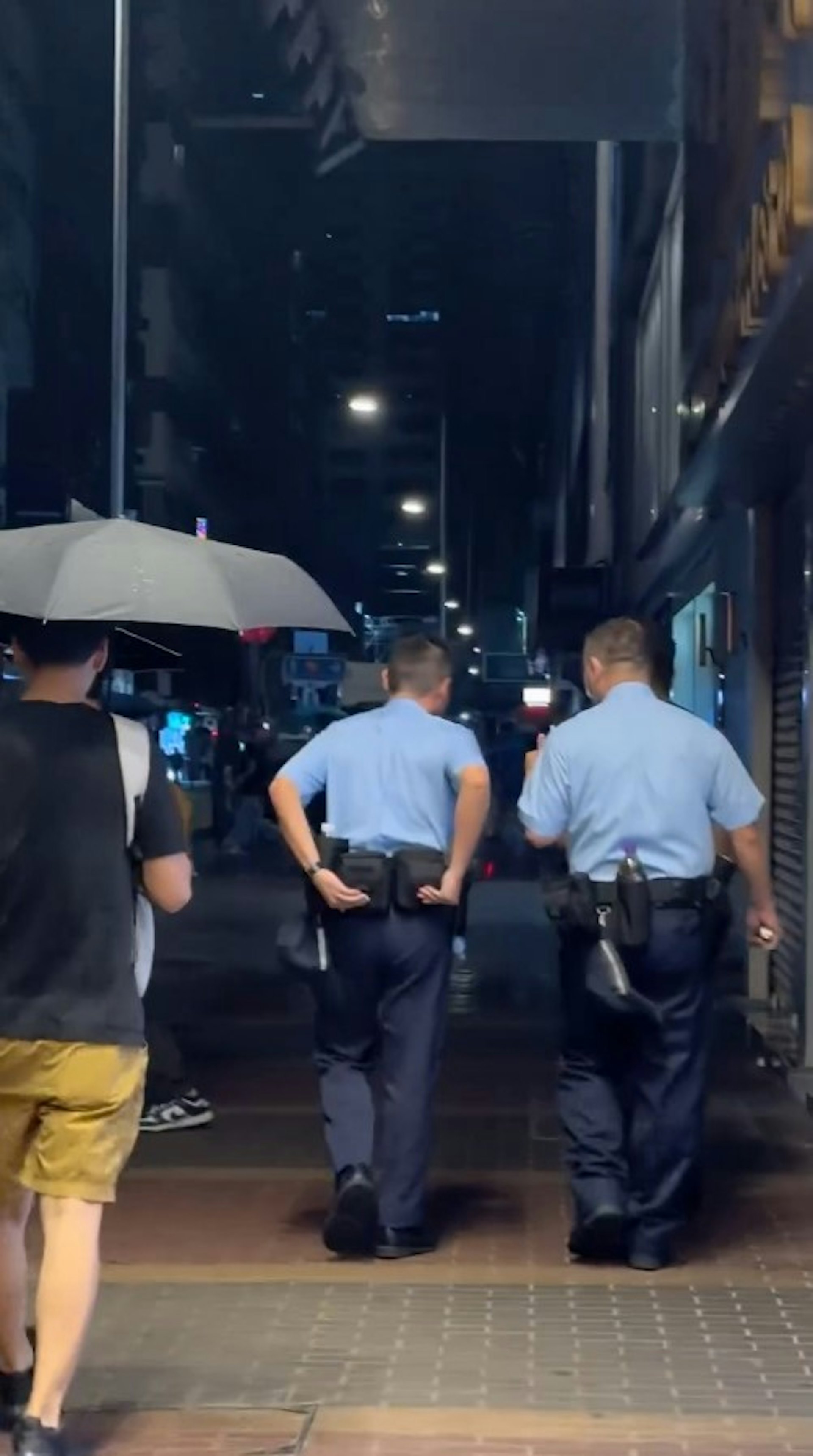 樓主說,她越想越生氣,隔兩天再重回該藥房與店家溝通,拿出警察到場的影片,表示已報警處理,店家才願意退款。(Threads影片截圖)