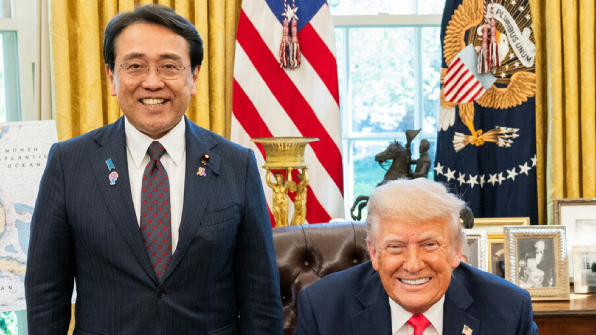 2025年4月16日,美国总统特朗普(Donald Trump)在华盛顿特区白宫与日本经济再生担当相赤泽亮正会晤。(Truth Social@@realDonaldTrump)