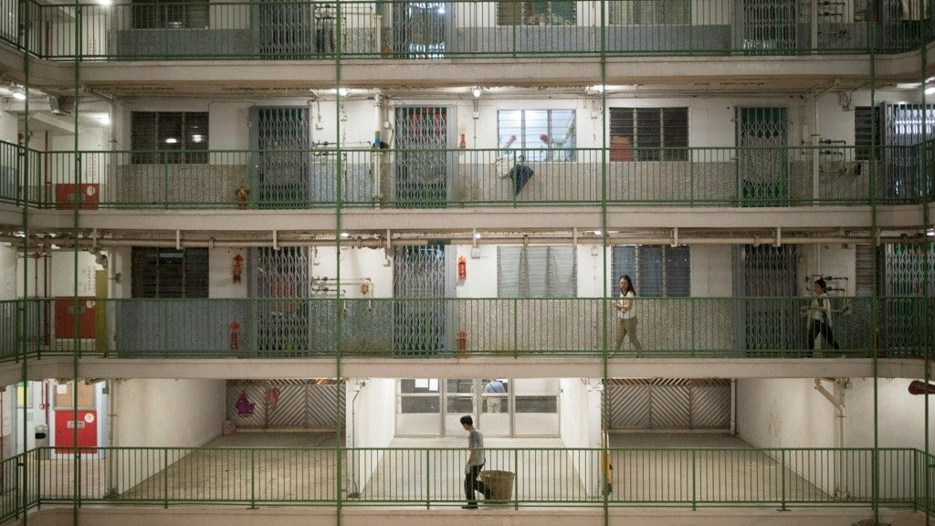 樓主稱，其姑媽是「資產超標」公屋租戶，為免錢被房屋署發現，會把錢收藏在家中夾萬。（資料圖片）