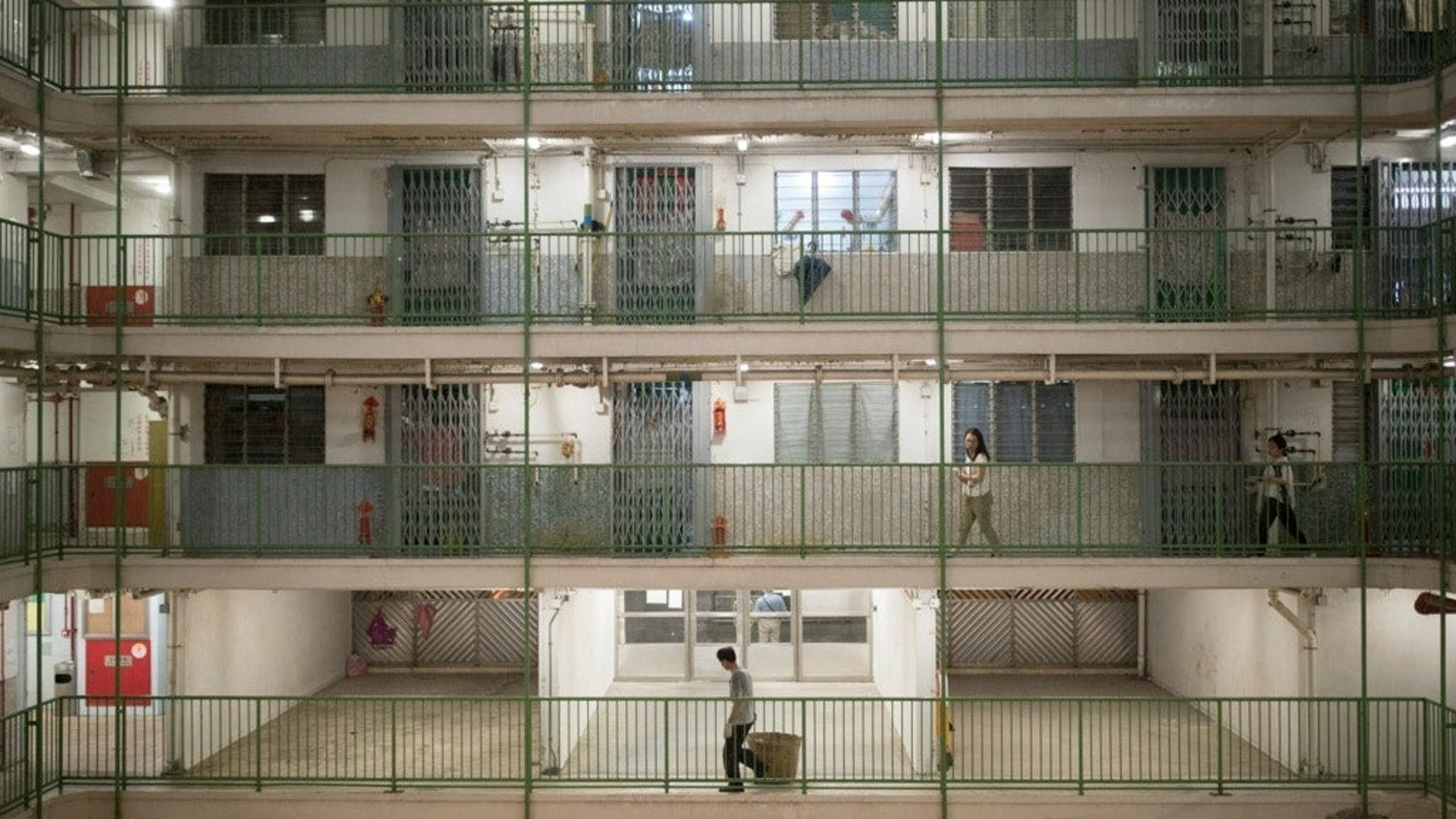 樓主稱,其姑媽是「資產超標」公屋租戶,為免錢被房屋署發現,會把錢收藏在家中夾萬。(資料圖片)