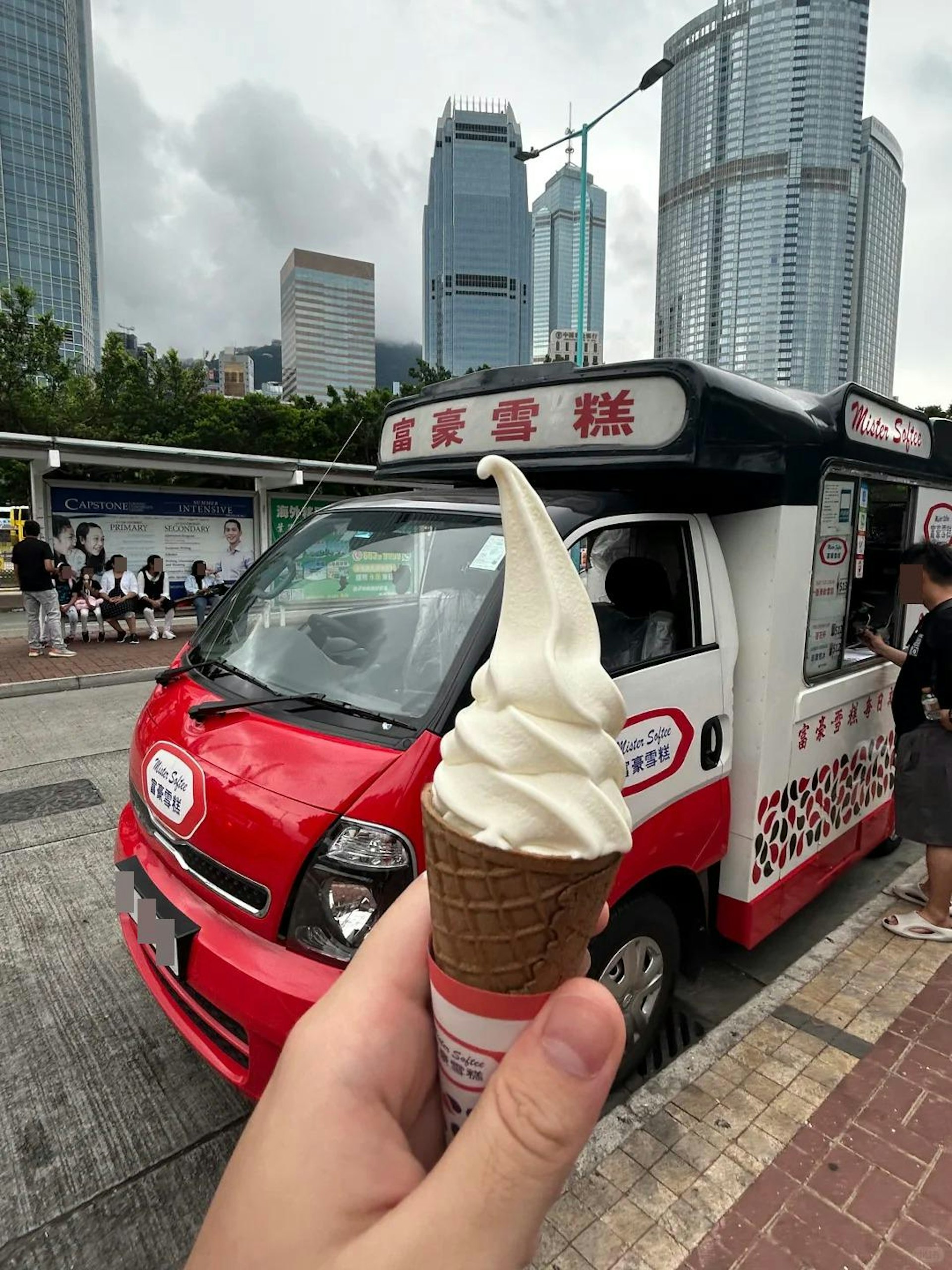該內地男於中環碼頭附近遇到富豪雪糕車,來港快1年的他從沒吃過,故特意購買嚐鮮及拍照打卡。(小紅書圖片) 該內地男於中環碼頭附近遇到富豪雪糕車,來港快1年的他從沒吃過,故特意購買嚐鮮及拍照打卡。(小紅書圖片)