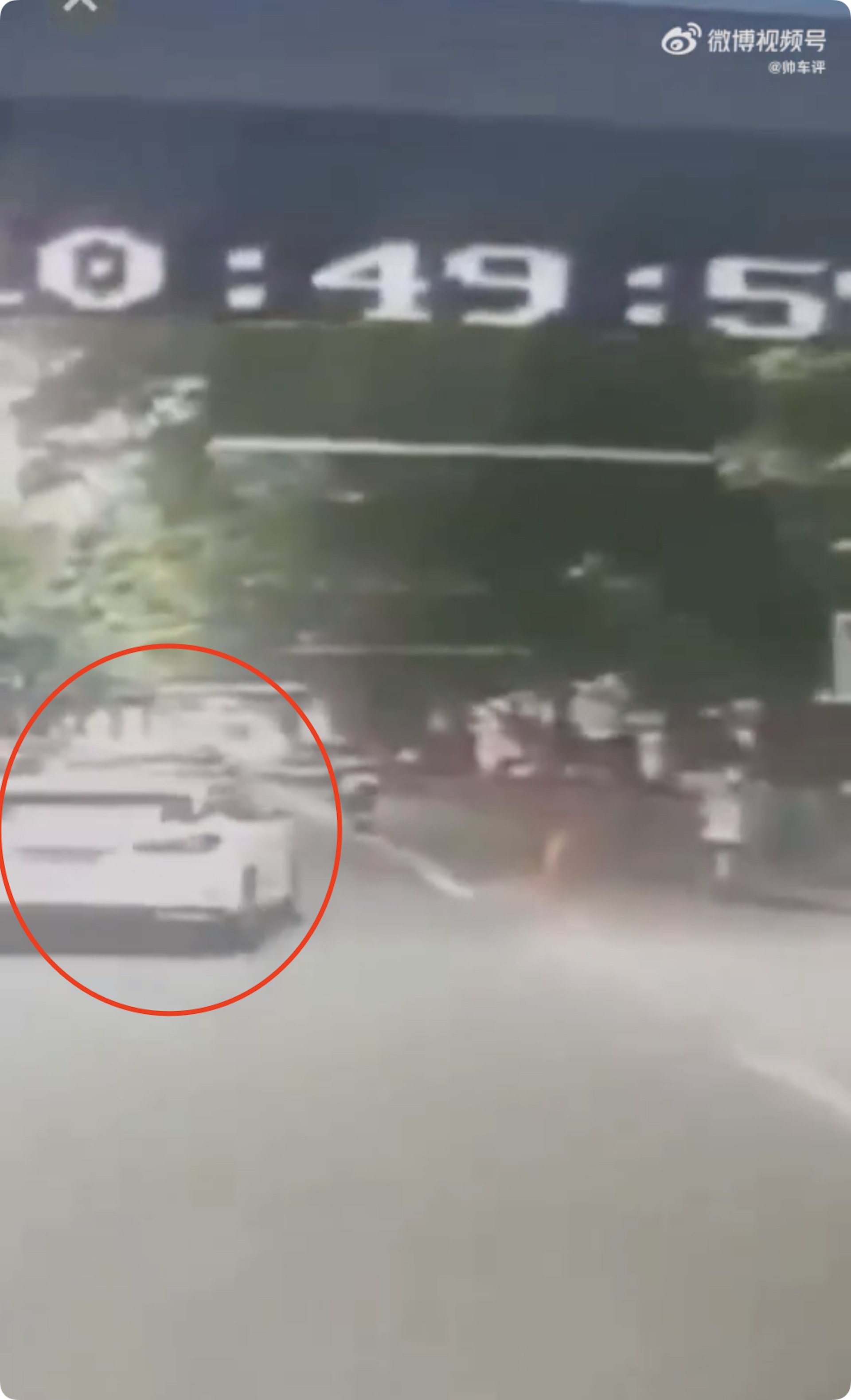 肇事車輛失控撞上巴士站。(影片截圖) 肇事車輛失控撞上巴士站。(影片截圖)