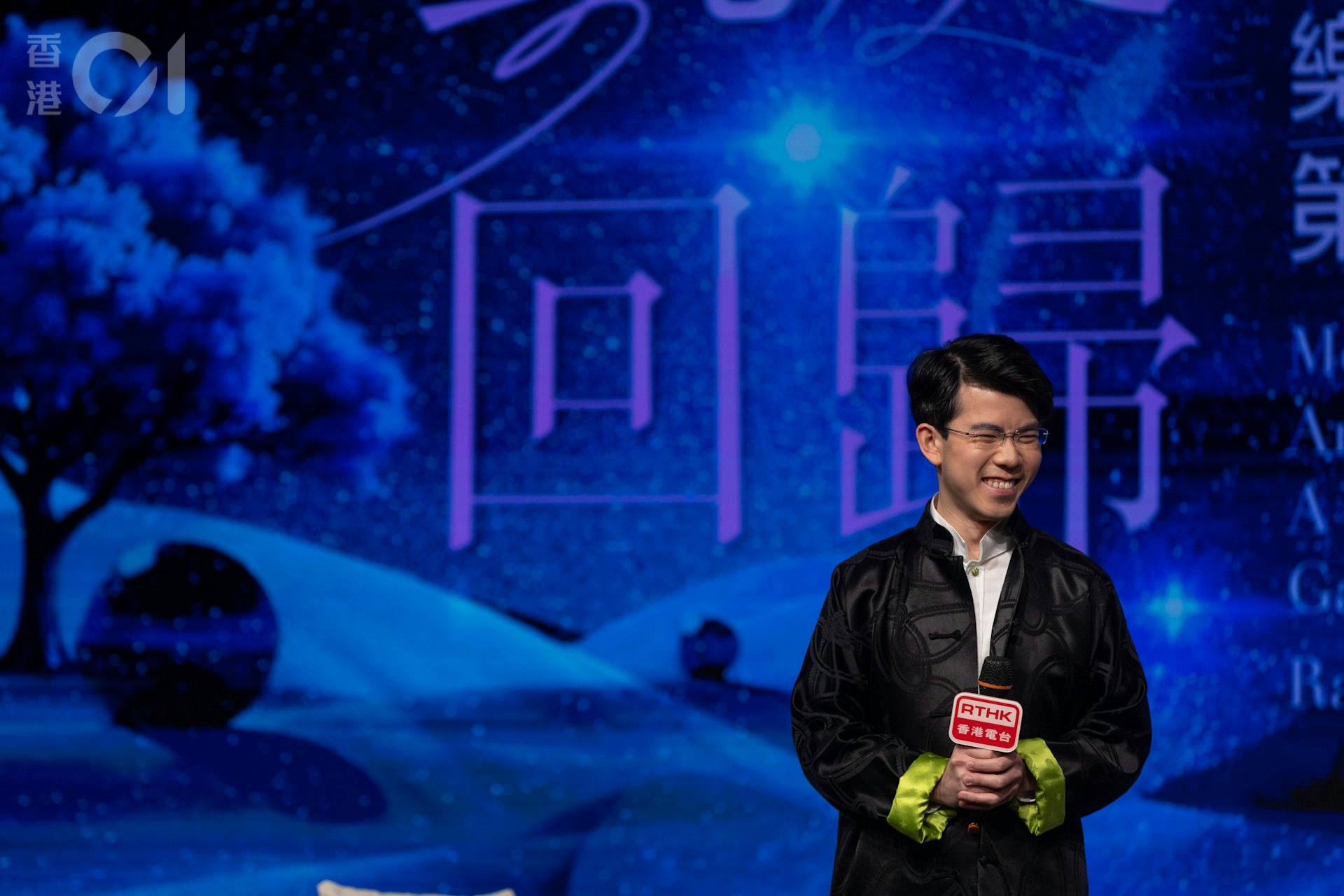 沈靖韜今日身穿唐裝出席節目,演奏巴赫/拉赫曼尼諾夫的嘉禾舞曲、蒙特羅的拉赫繁拍(Rachtime)、以及儲望華的茉莉花幻想曲。(夏家朗攝) 沈靖韜今日身穿唐裝出席節目,演奏巴赫/拉赫曼尼諾夫的嘉禾舞曲、蒙特羅的拉赫繁拍(Rachtime)、以及儲望華的茉莉花幻想曲。(夏家朗攝)