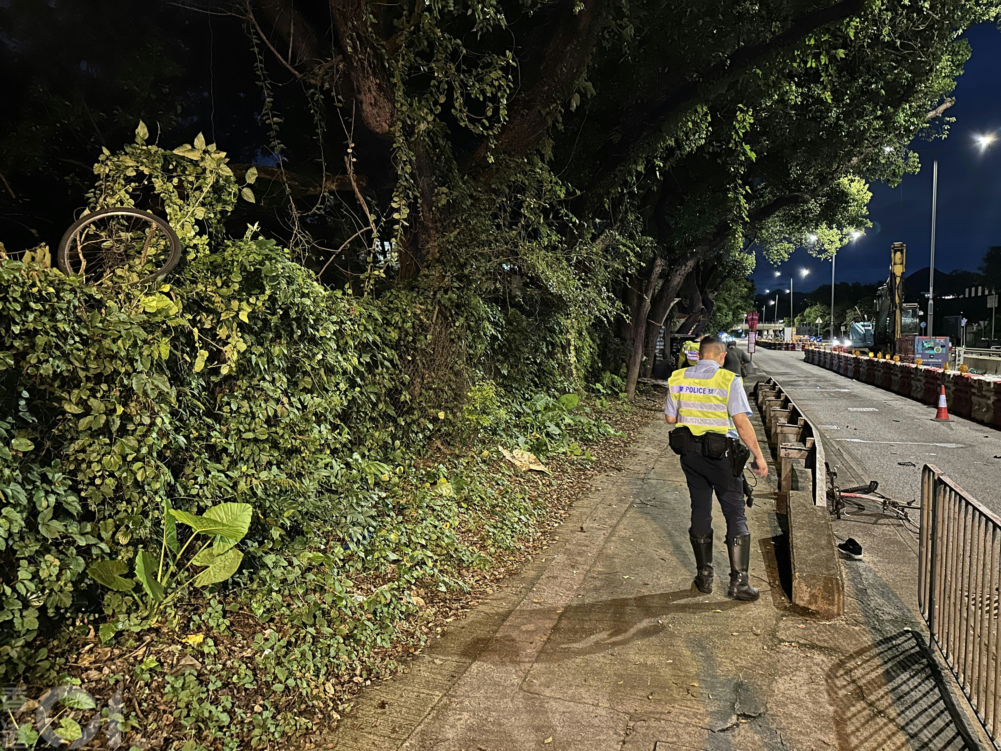 元朗朗屏路一輛私家車撞倒單車男後逃去，傷者送院搶救後證實不治。（王譯揚攝）
