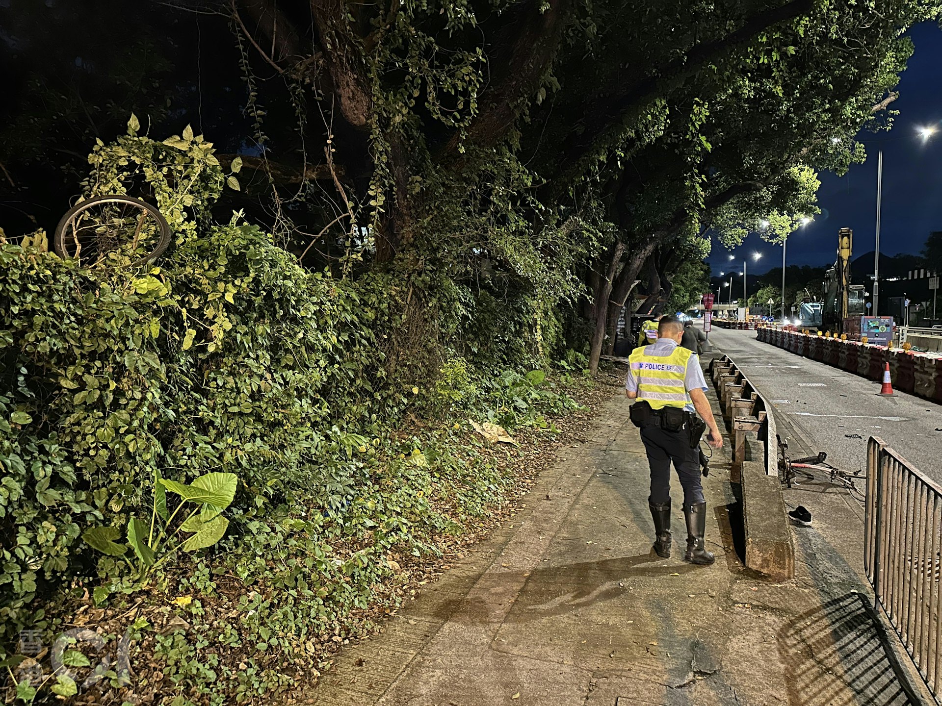 元朗朗屏路一輛私家車撞倒單車男後逃去,傷者送院搶救後證實不治。(王譯揚攝)