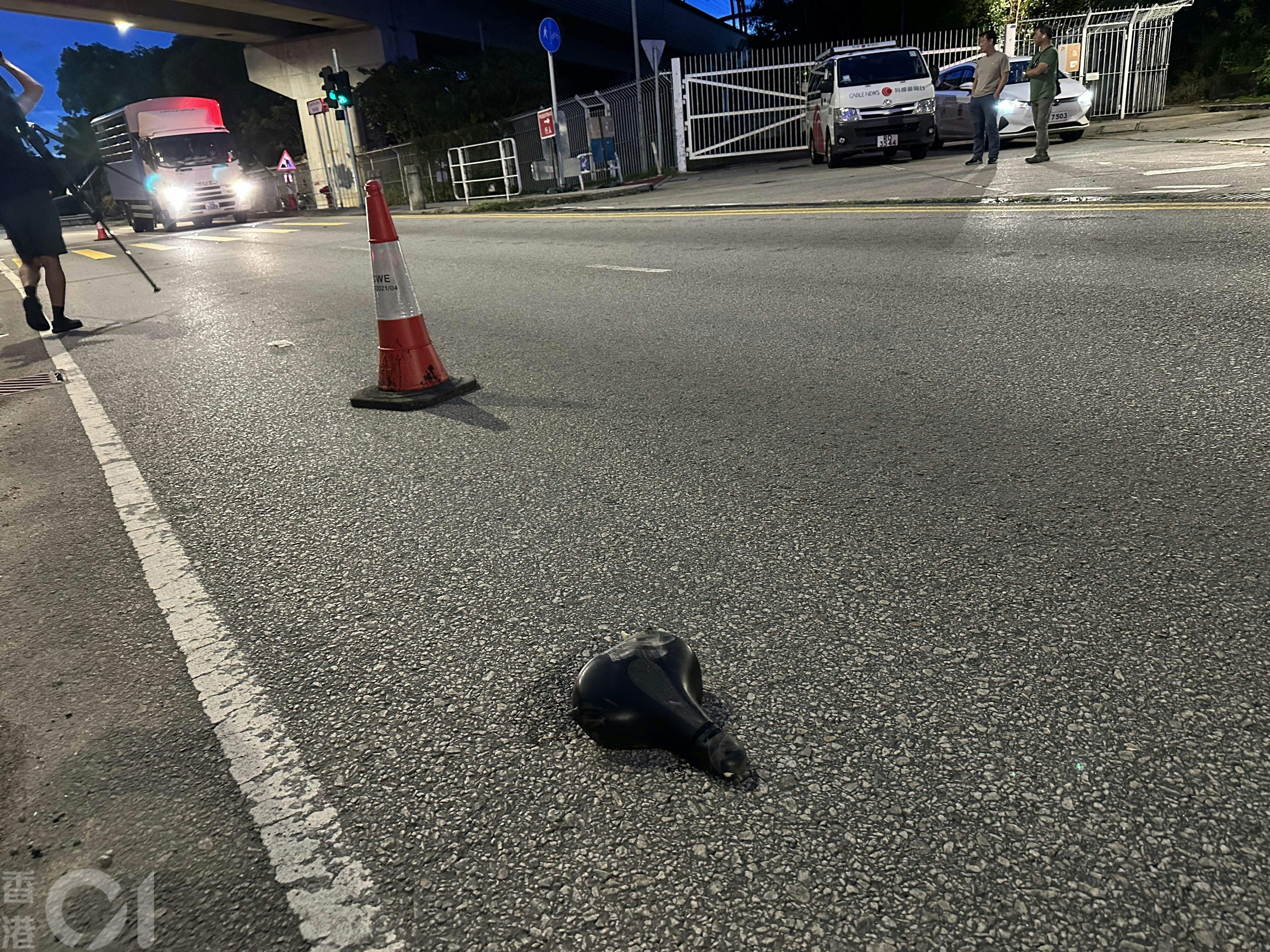 單車座椅亦飛至對面線。（王譯揚攝）