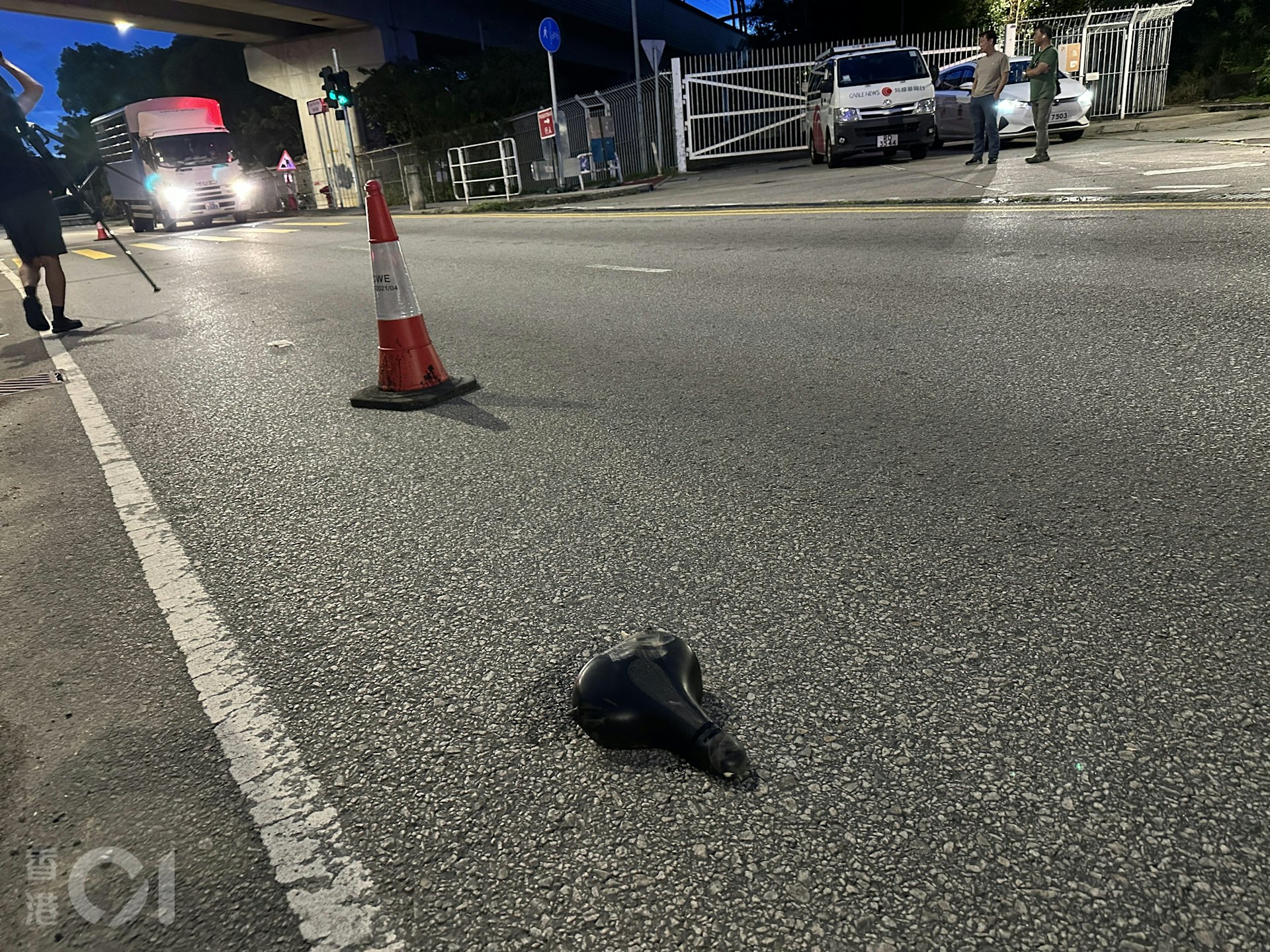 單車座椅亦飛至對面線。(王譯揚攝)