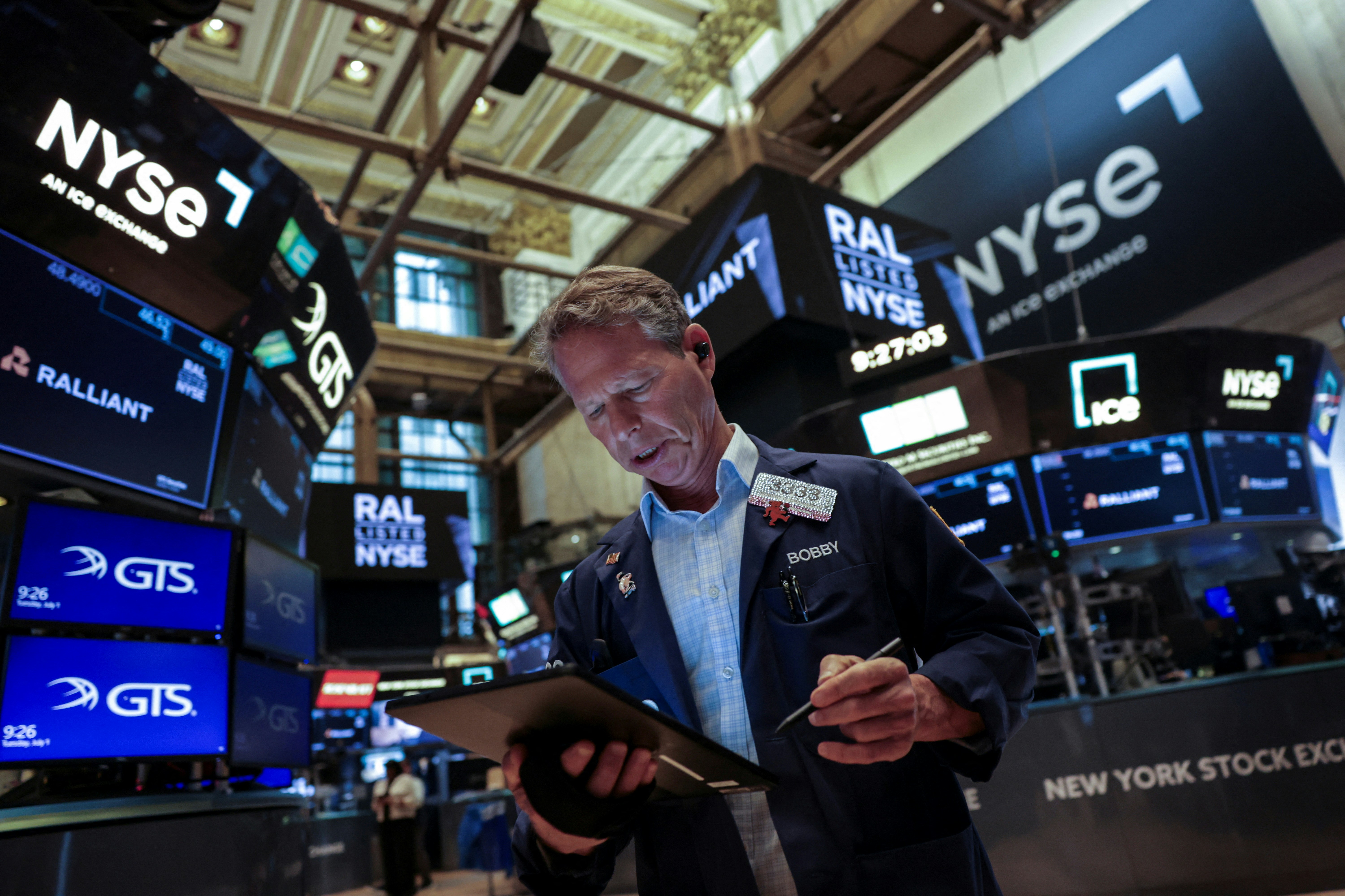 道指收市倒跌17點蒸發逾400點升幅現貨金升穿4200美元