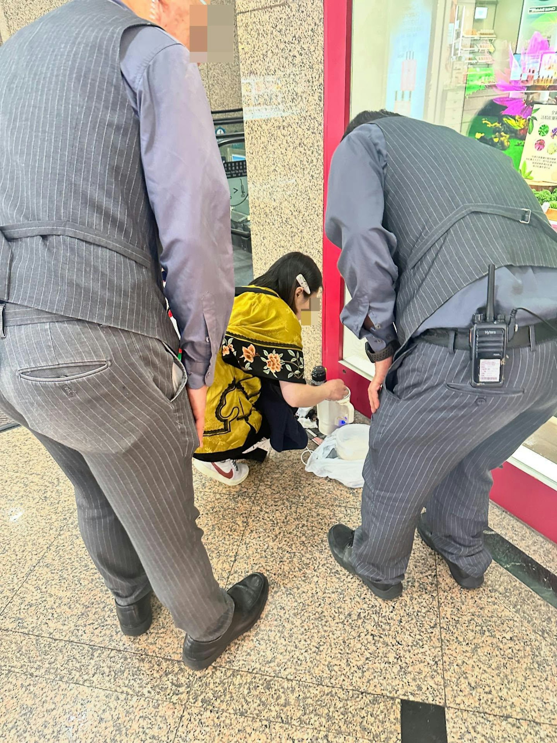 內地女子使用銅鑼灣時代廣場電掣位,直接在路邊煲西米露,2名職員上前了解。(Threads圖片)