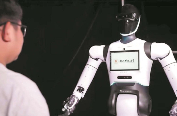 深圳首個高校獨研機械人亮相 南科大「南科盤古」實現人手臂功能