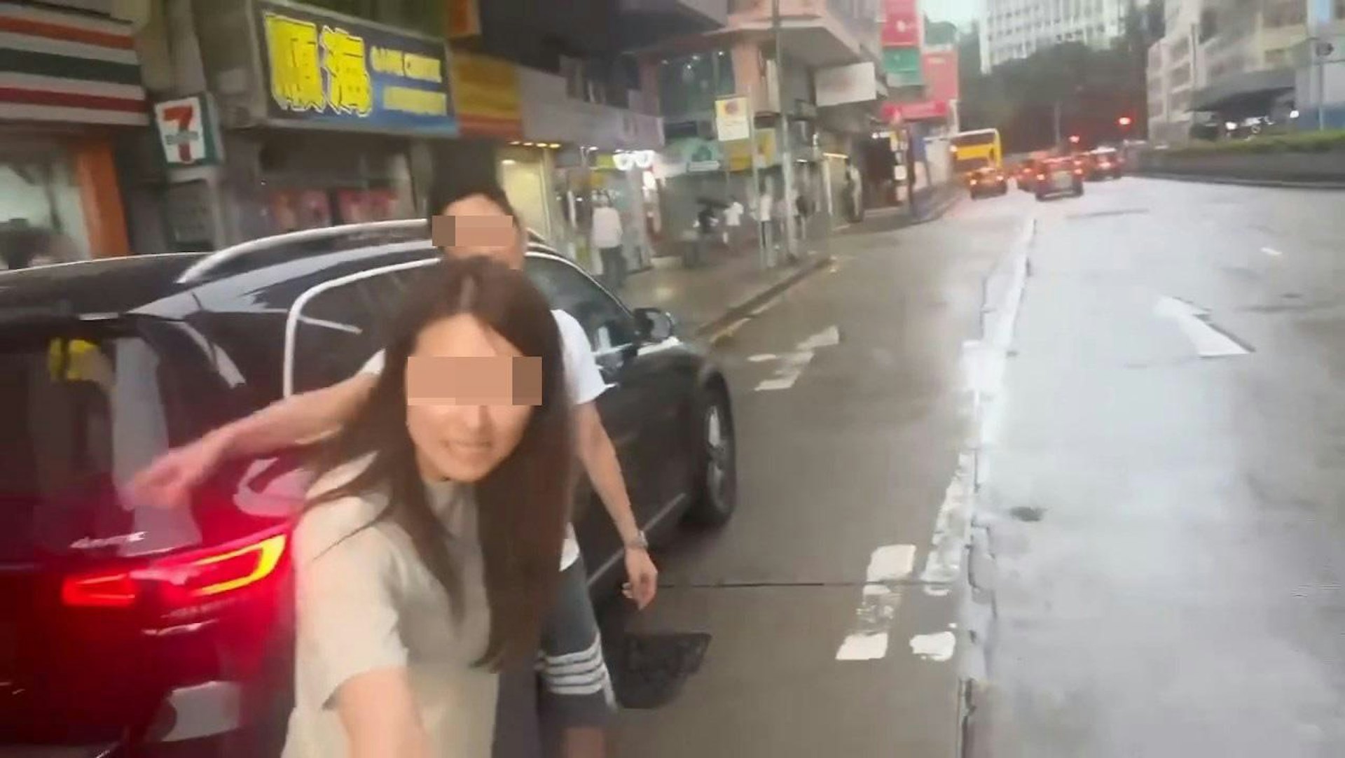 本港網絡瘋傳1段影片,指油麻地有平治(Benz)私家車違泊單白線,與後方車輛司機爭執。(chunfunleslie/Threads)