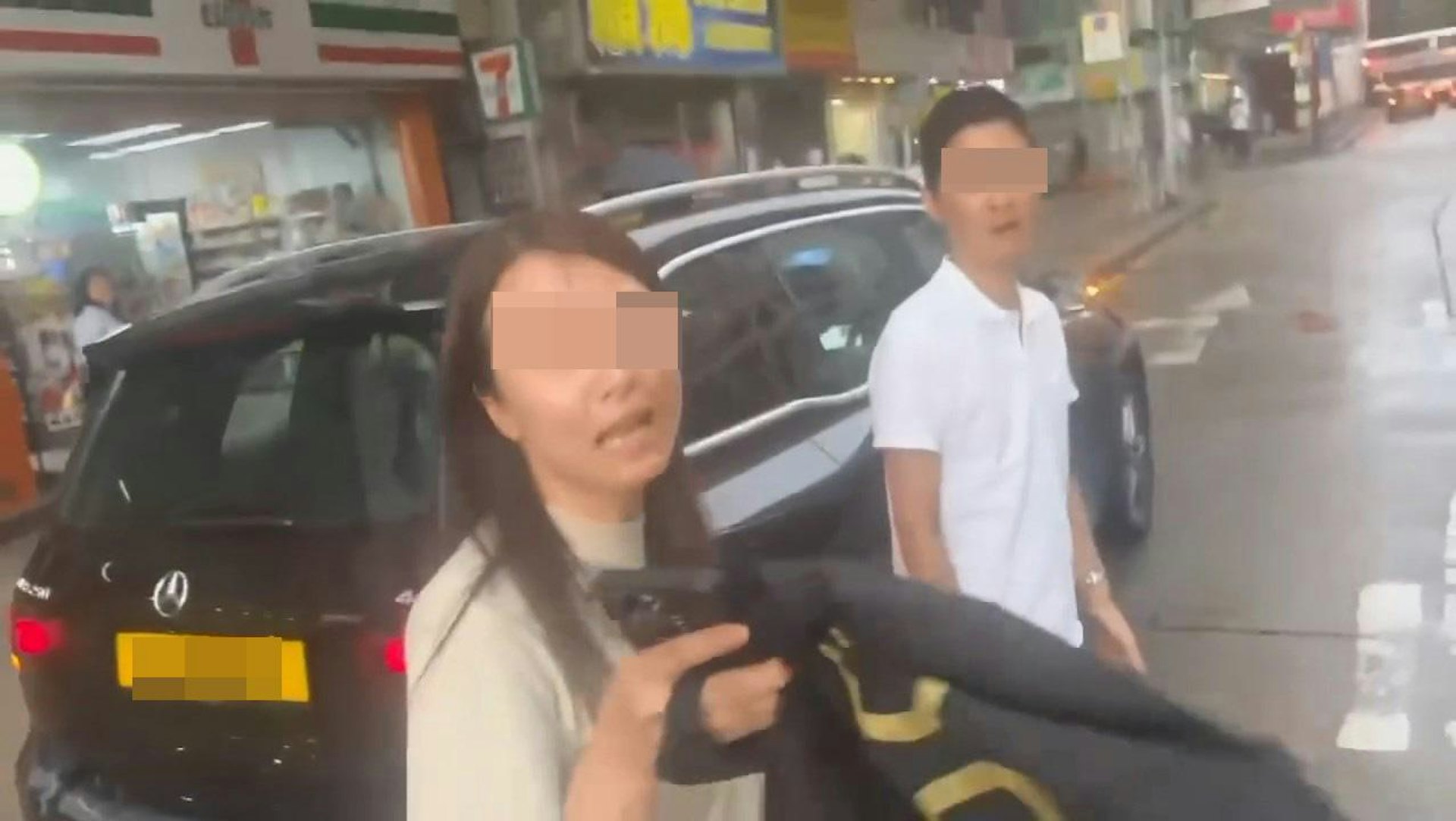 平治男車主夫婦與拍片司機爭執,爭拗單白線範圍。(chunfunleslie/Threads)