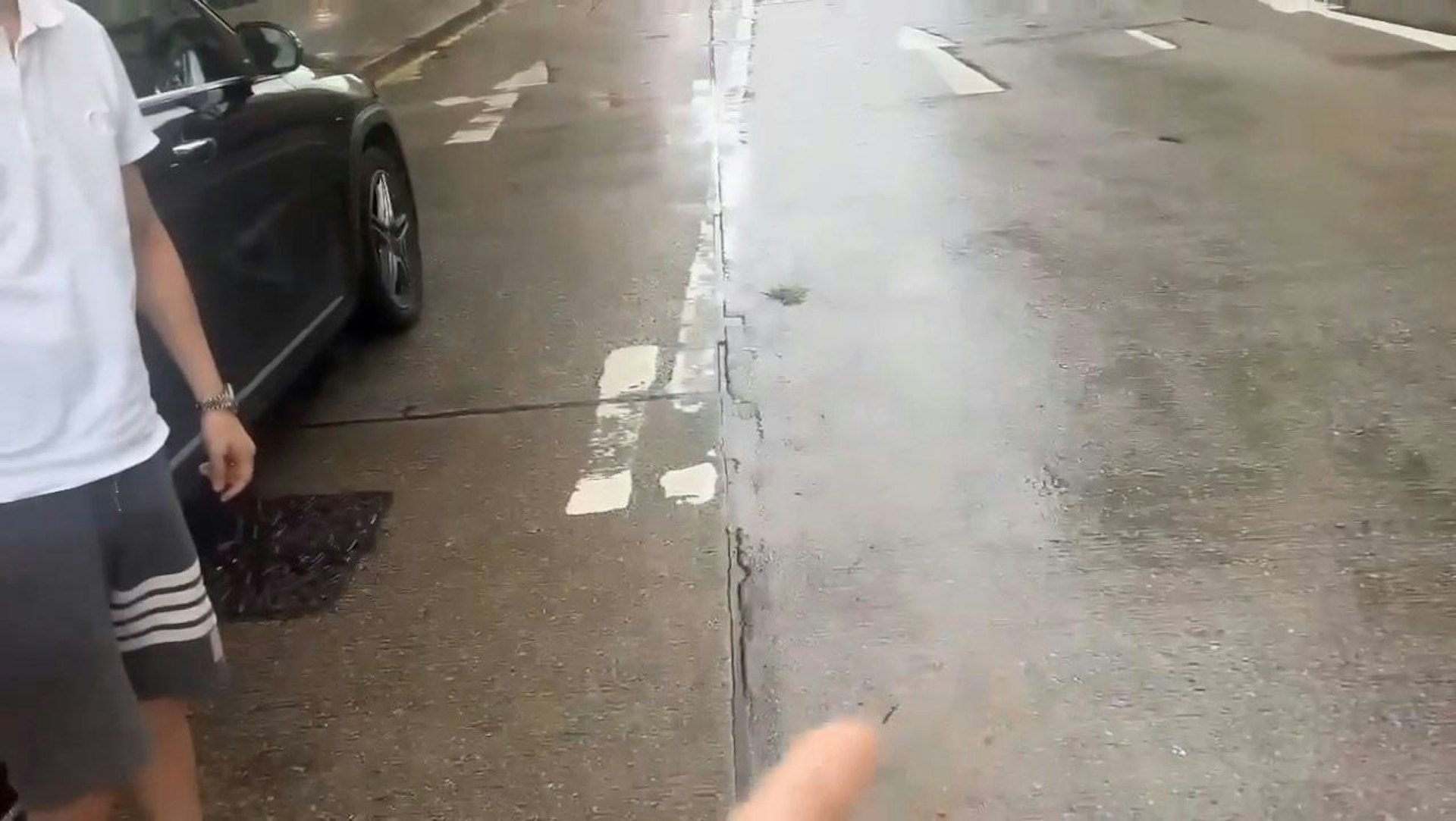 平治男車主夫婦與拍片司機爭執,爭拗單白線範圍。(chunfunleslie/Threads)