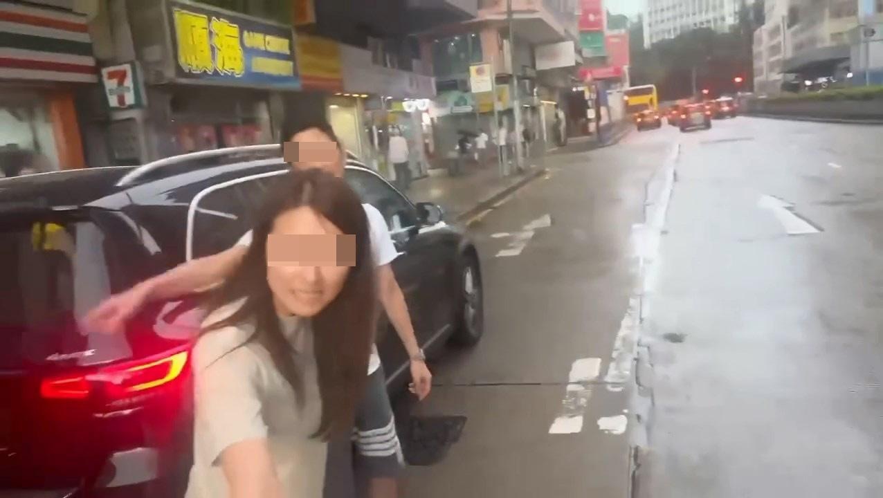 平治男車主夫婦與拍片司機爭執，爭拗單白線範圍。（chunfunleslie／Threads）