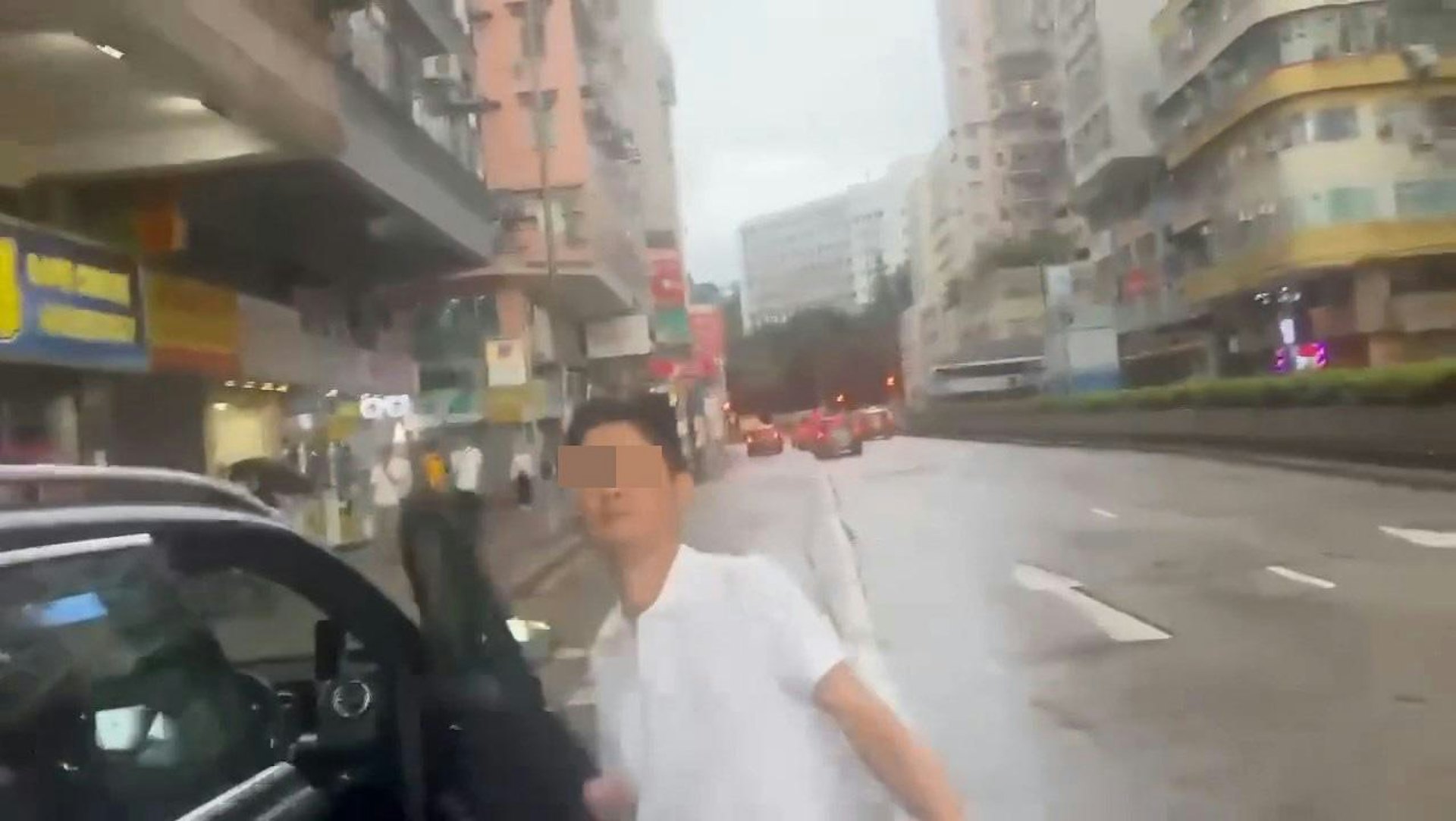 平治男車主怒氣沖沖走向拍片司機。(chunfunleslie/Threads)
