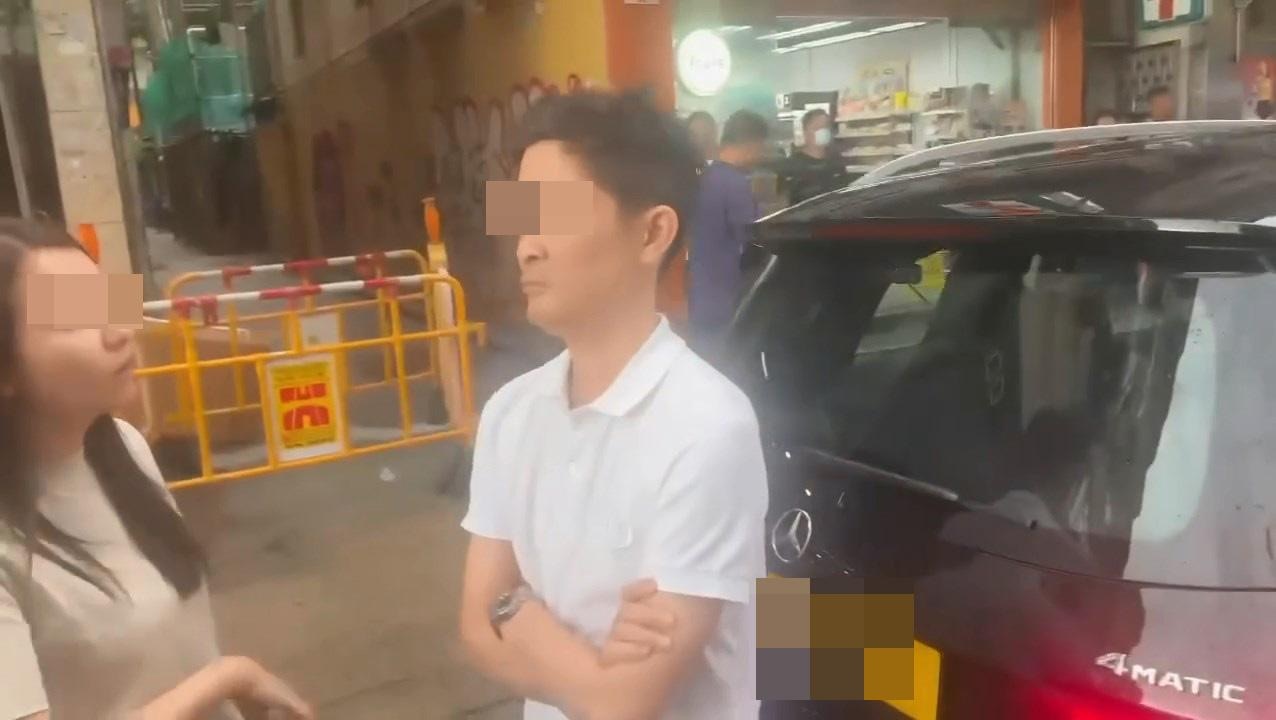 平治夫婦站在車尾，與拍片司機一同等候警察到場。（chunfunleslie／Threads）
