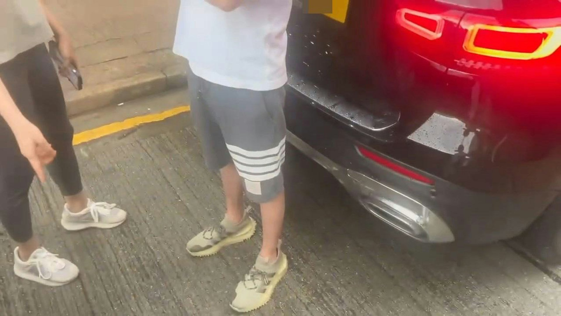 平治男車主「蹺起雙手」不斷「䟴腳」,妻子則叫丈夫「得啦你唔好䟴喇」。(chunfunleslie/Threads)