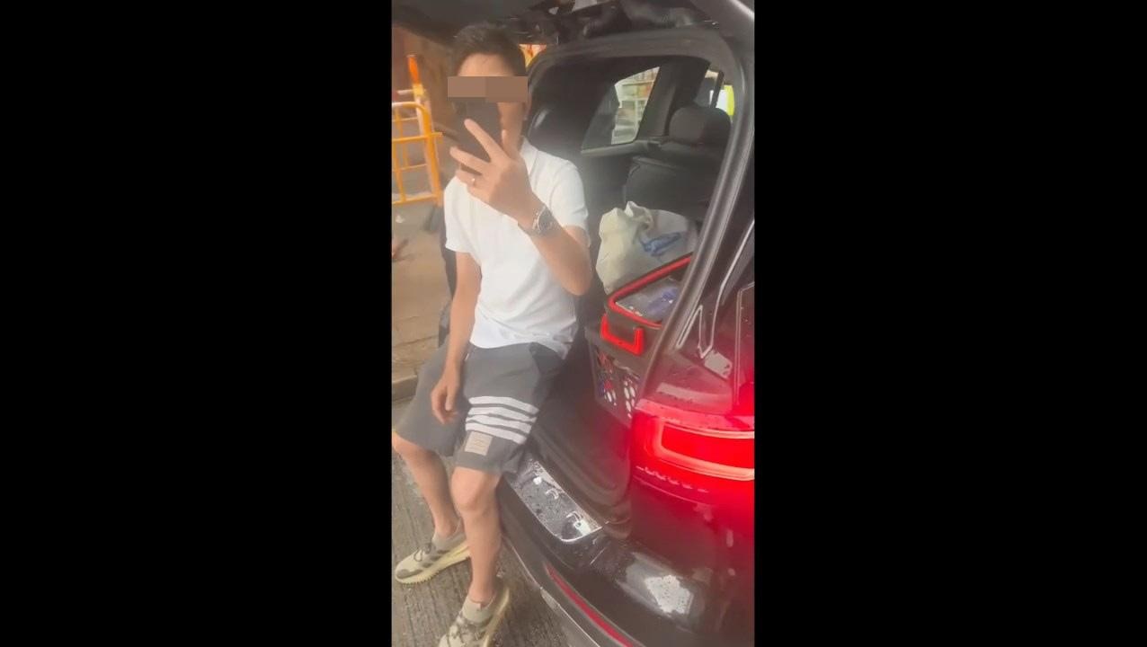 平治男車主舉手機反拍拍片司機。（chunfunleslie／Threads）