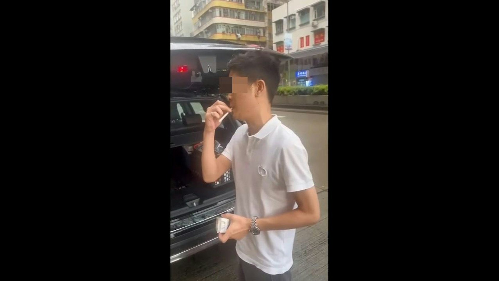 平治男車主指「黐X線,香港真係好X多傻仔……好多黐X線」,取出香煙吸食。(chunfunleslie/Threads)