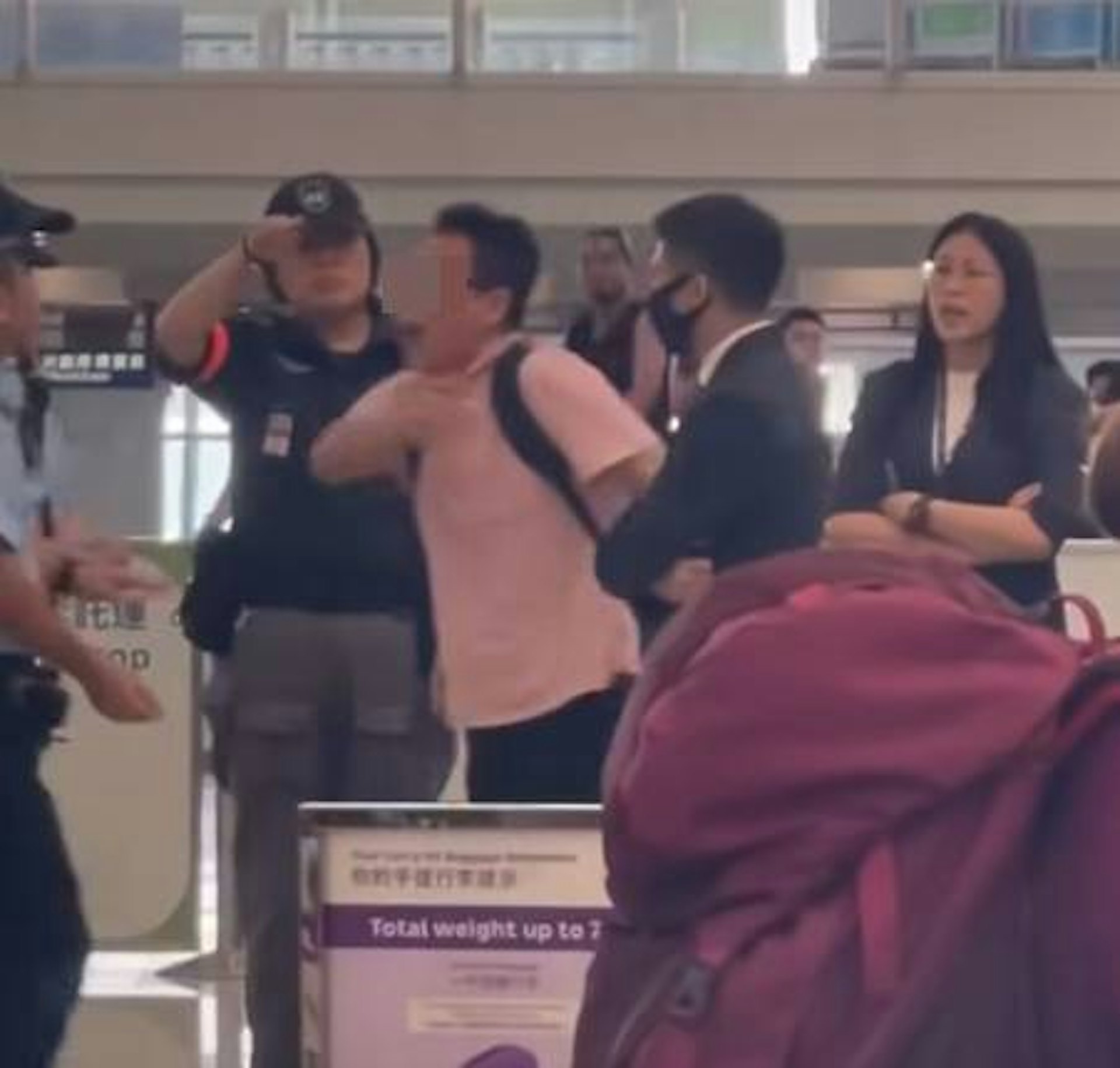 涉事男子指向一名地勤職員,並高呼:「佢話唔得!」(facebook/車cam L(香港群組)至尊寶)