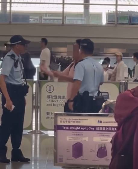 男子情緒激動向警員講述情況。（facebook／車cam L（香港群組）至尊寶）