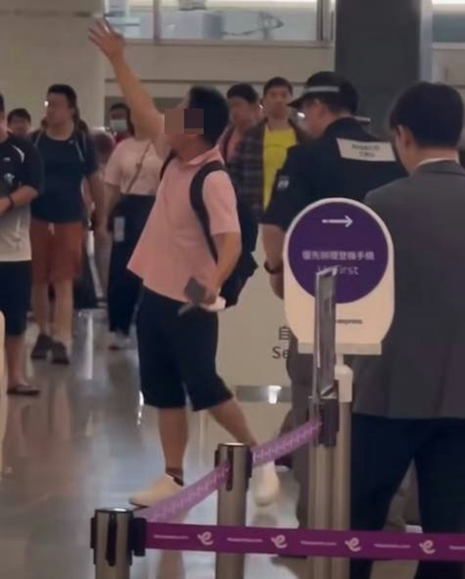 涉事男子舉起雙手在香港快運櫃位大吵大鬧。(facebook/車cam L(香港群組)至尊寶)