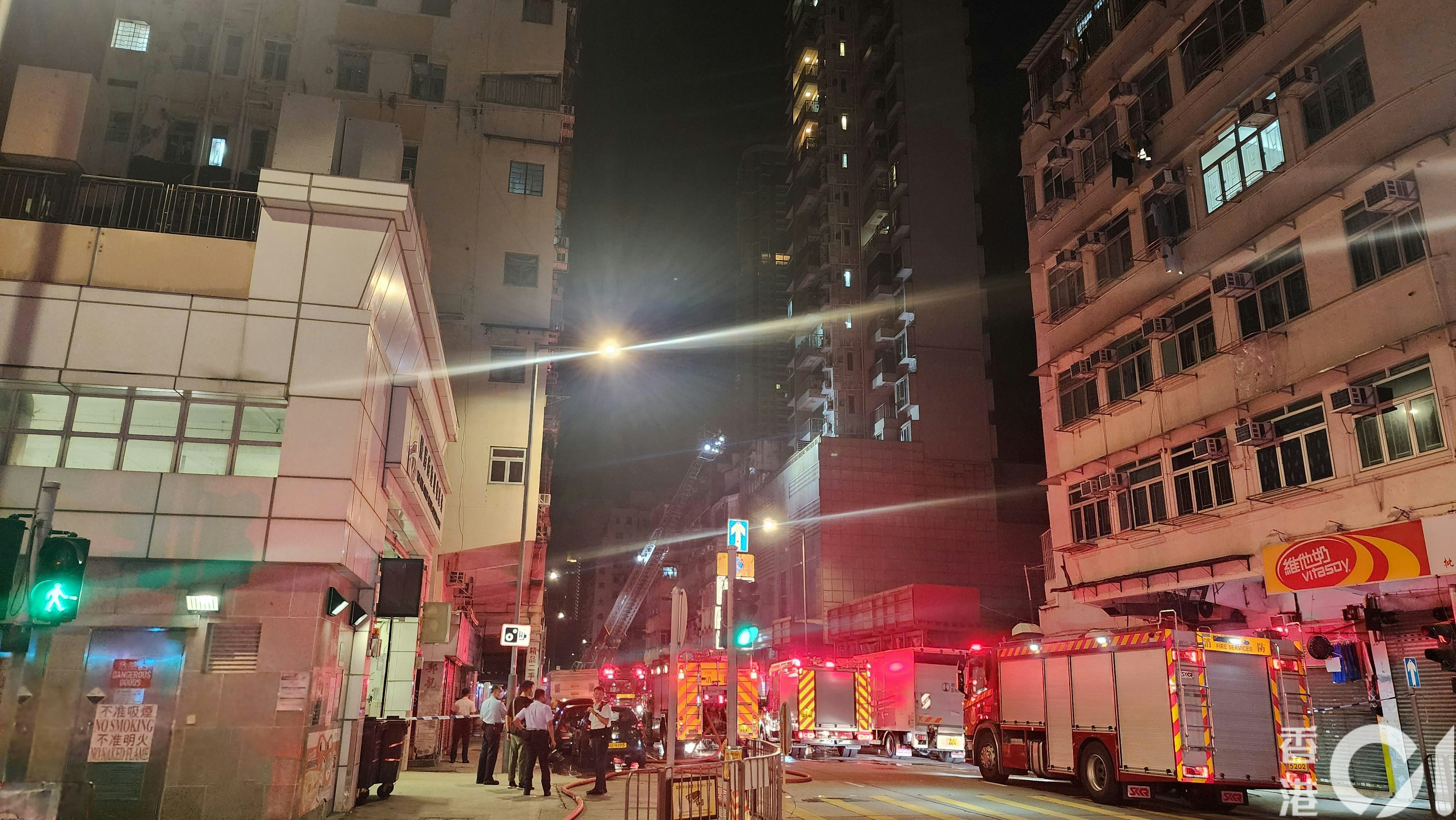 消防升起雲梯協助救人，發現平台有一名男子懷疑墮斃。