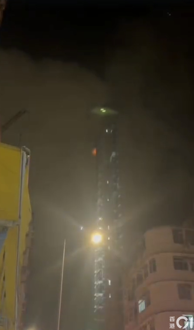 涉事單位火光熊熊。（讀者提供影片截圖）