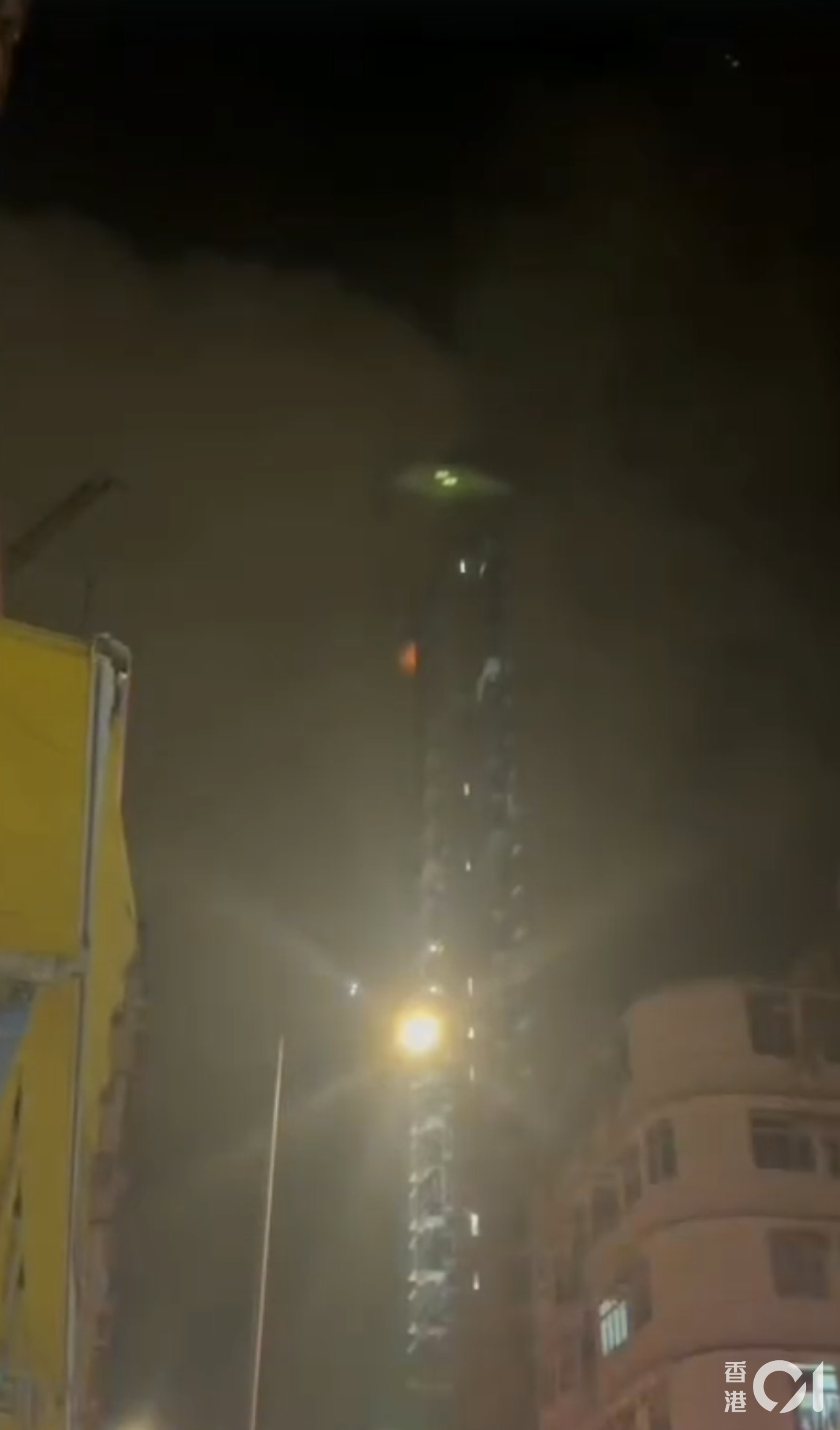 涉事單位火光熊熊。(讀者提供影片截圖)