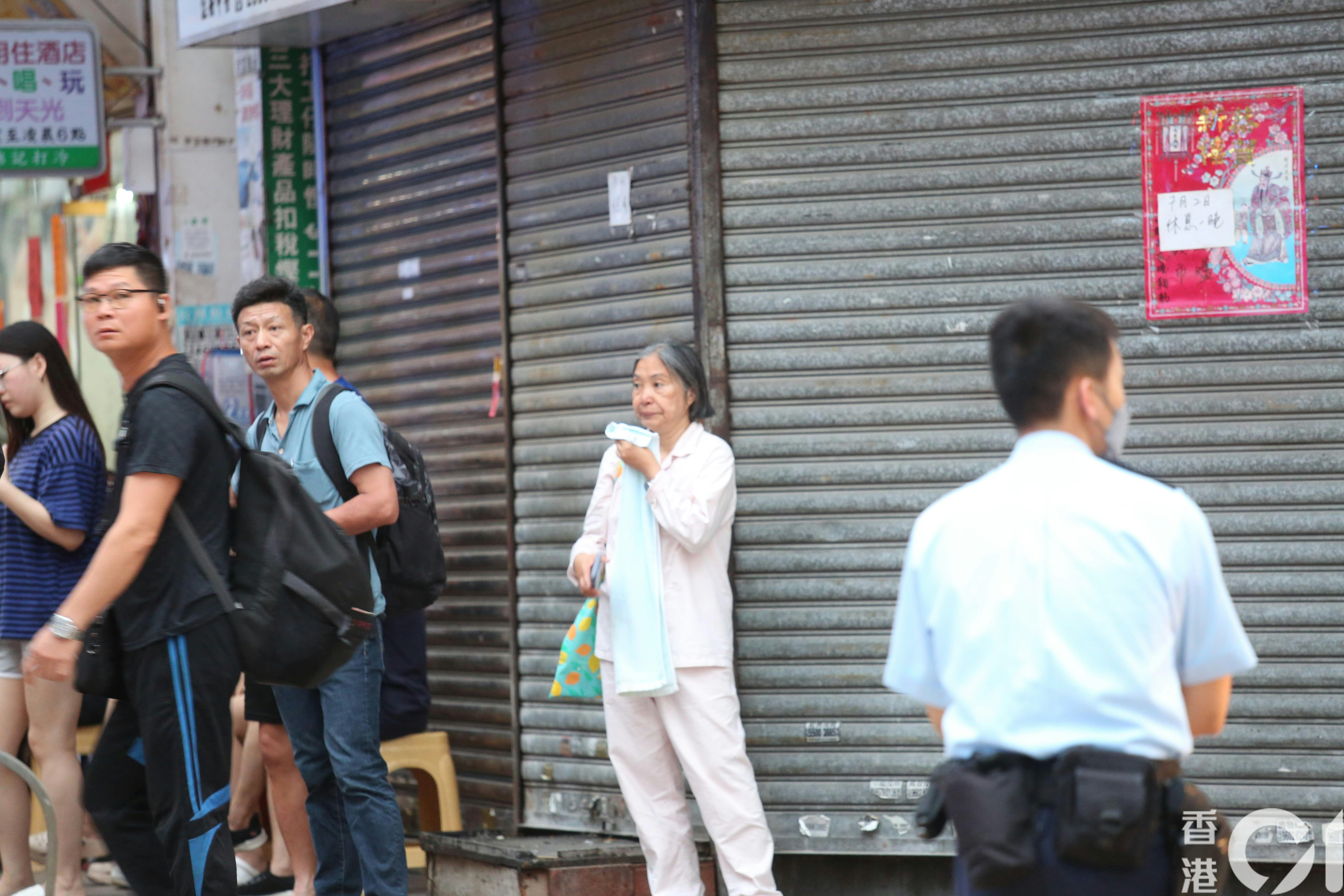 許女士穿睡衣，獲救後手持毛巾一度掩鼻。（陳永武攝）