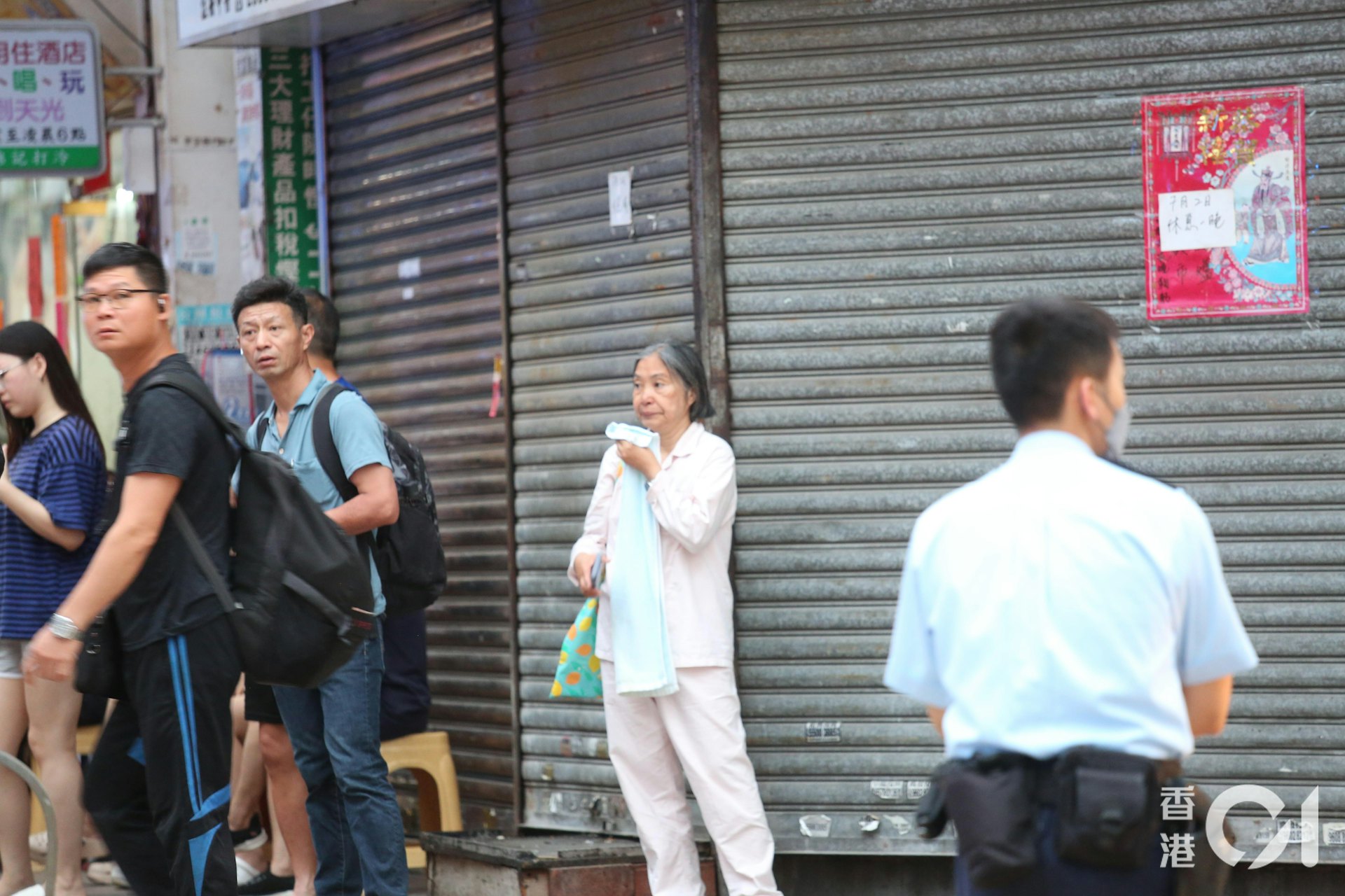 許女士穿睡衣,獲救後手持毛巾一度掩鼻。(陳永武攝)