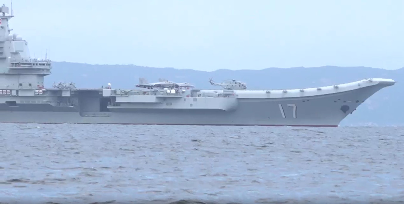 山東艦訪港|山東艦進港 殲-15飛鯊戰機「國之大器」甲板上亮相