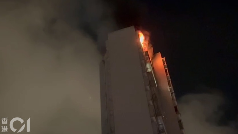 警方稱其中一名報案人是起火單位的男住戶，他指自己被困房間內。（讀者阿機提供）