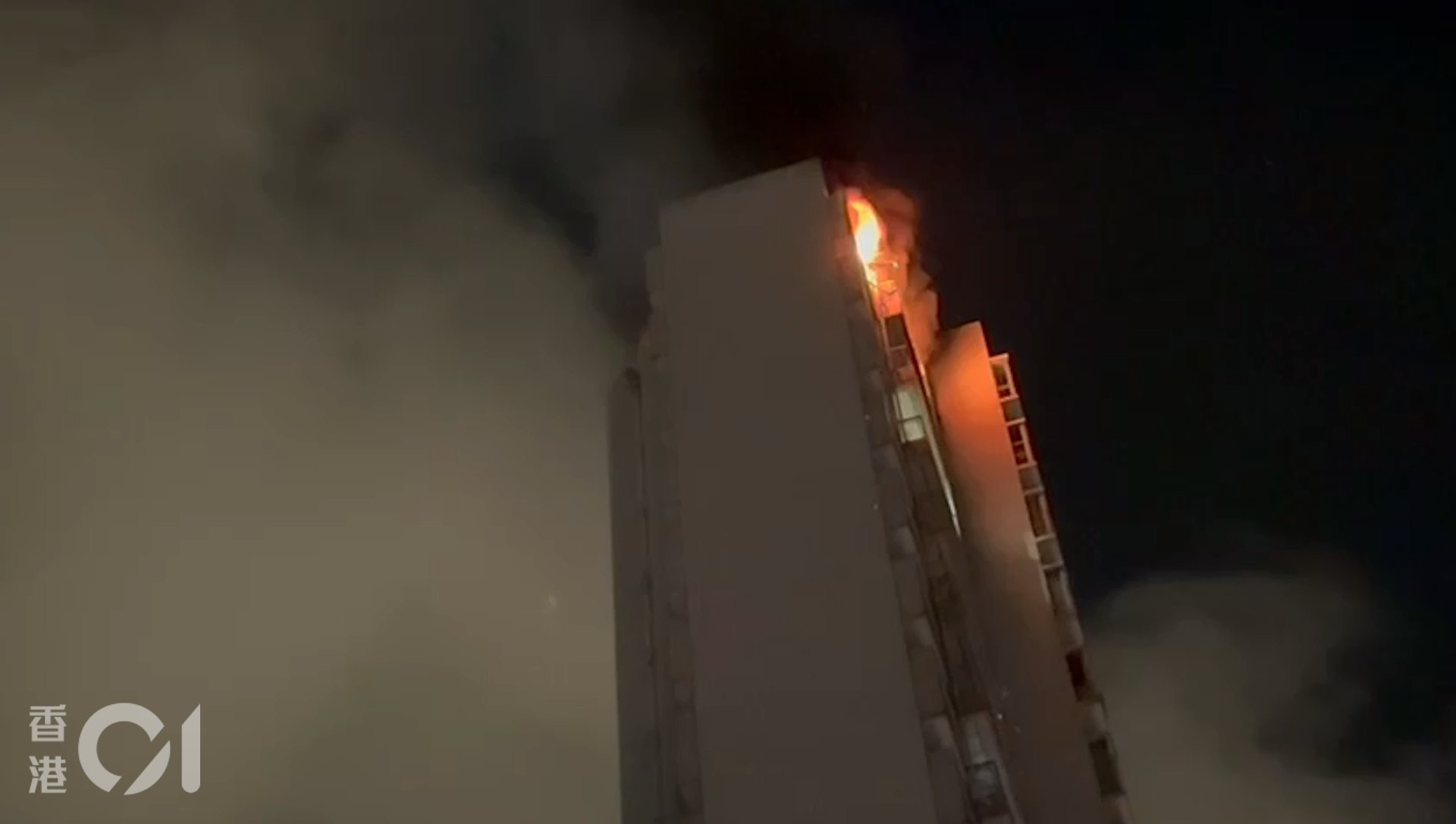 警方稱其中一名報案人是起火單位的男住戶,他指自己被困房間內。(讀者阿機提供)