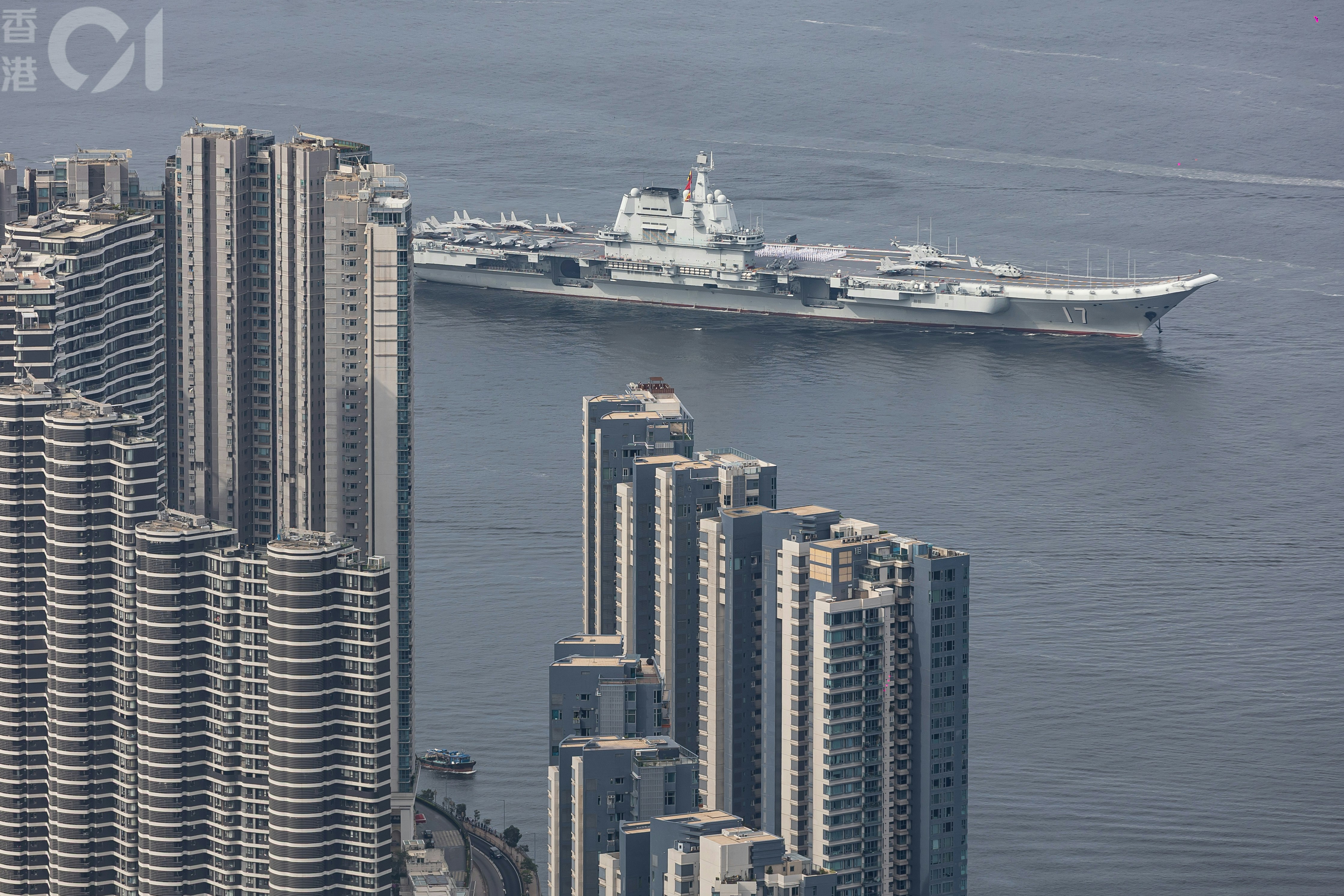 山東艦 - 山東艦航母編隊7月3日訪港。（廖雁雄攝）
