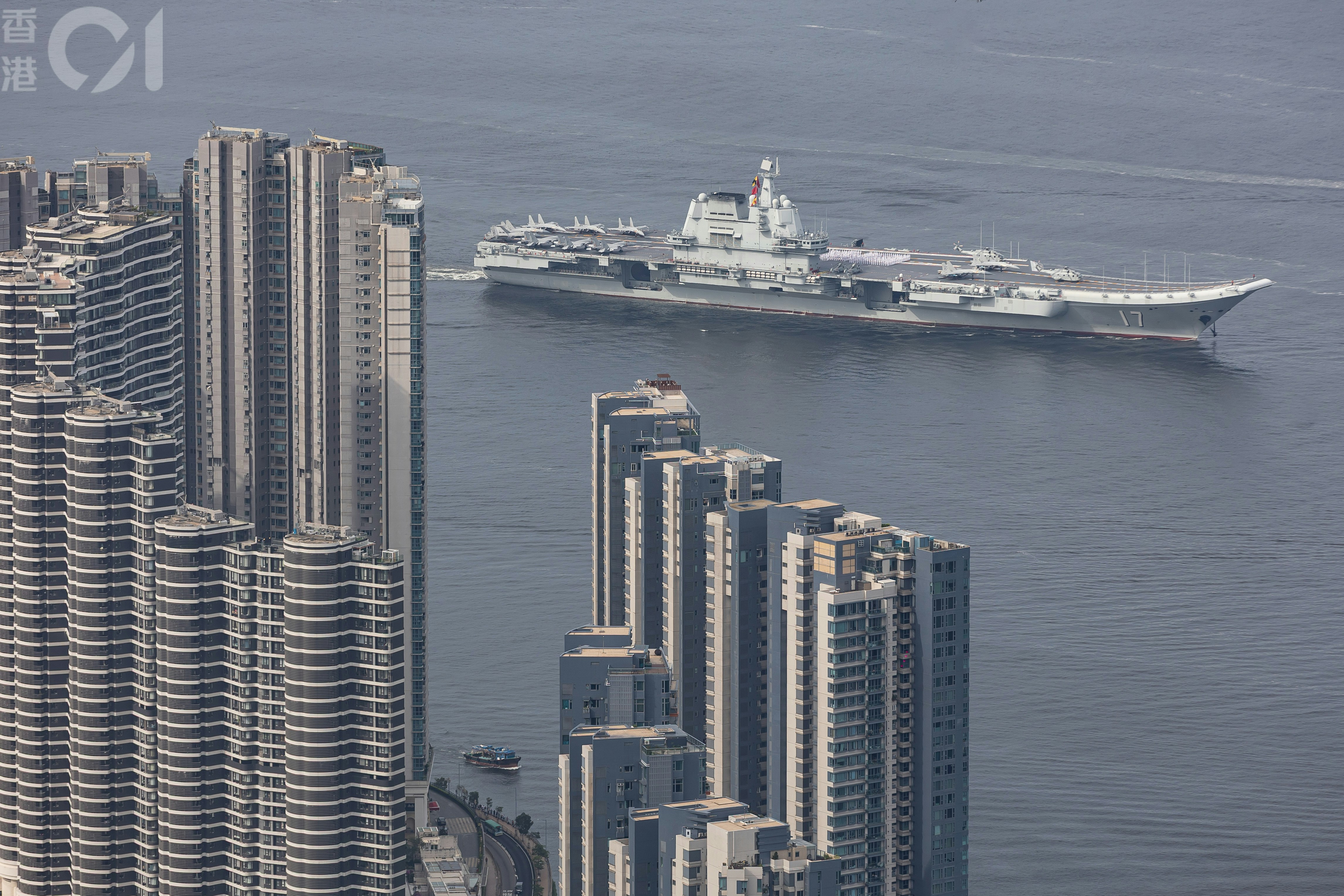 山東艦 - 山東艦航母編隊7月3日訪港。（廖雁雄攝）