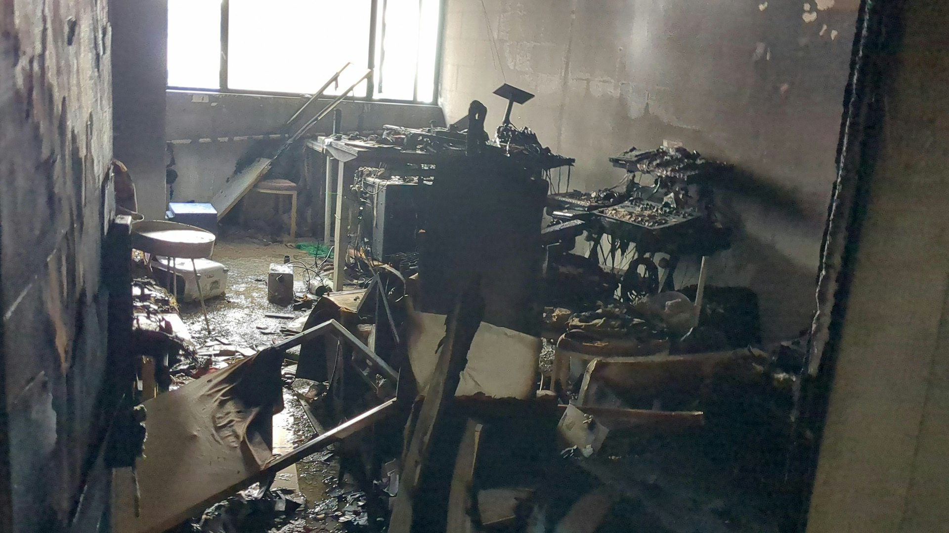 起火工作室內樂器及音響設備被嚴重焚毀,部分燒成支架,傢具東歪西倒,雜物散落一地,遍地積水,空氣中瀰漫著陣陣燒焦味。(黃偉民攝) 起火工作室內樂器及音響設備被嚴重焚毀,部分燒成支架,傢具東歪西倒,雜物散落一地,遍地積水,空氣中瀰漫著陣陣燒焦味。(黃偉民攝)