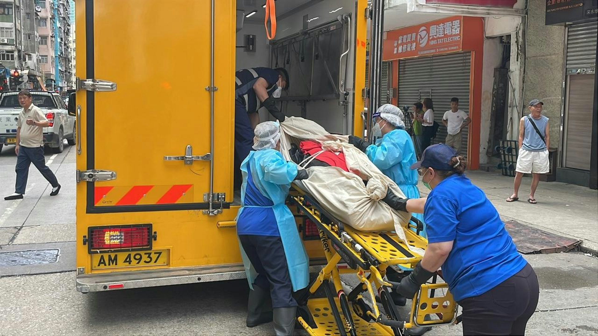 死者遺體由仵工移送殮房。(鄭嘉惠攝)